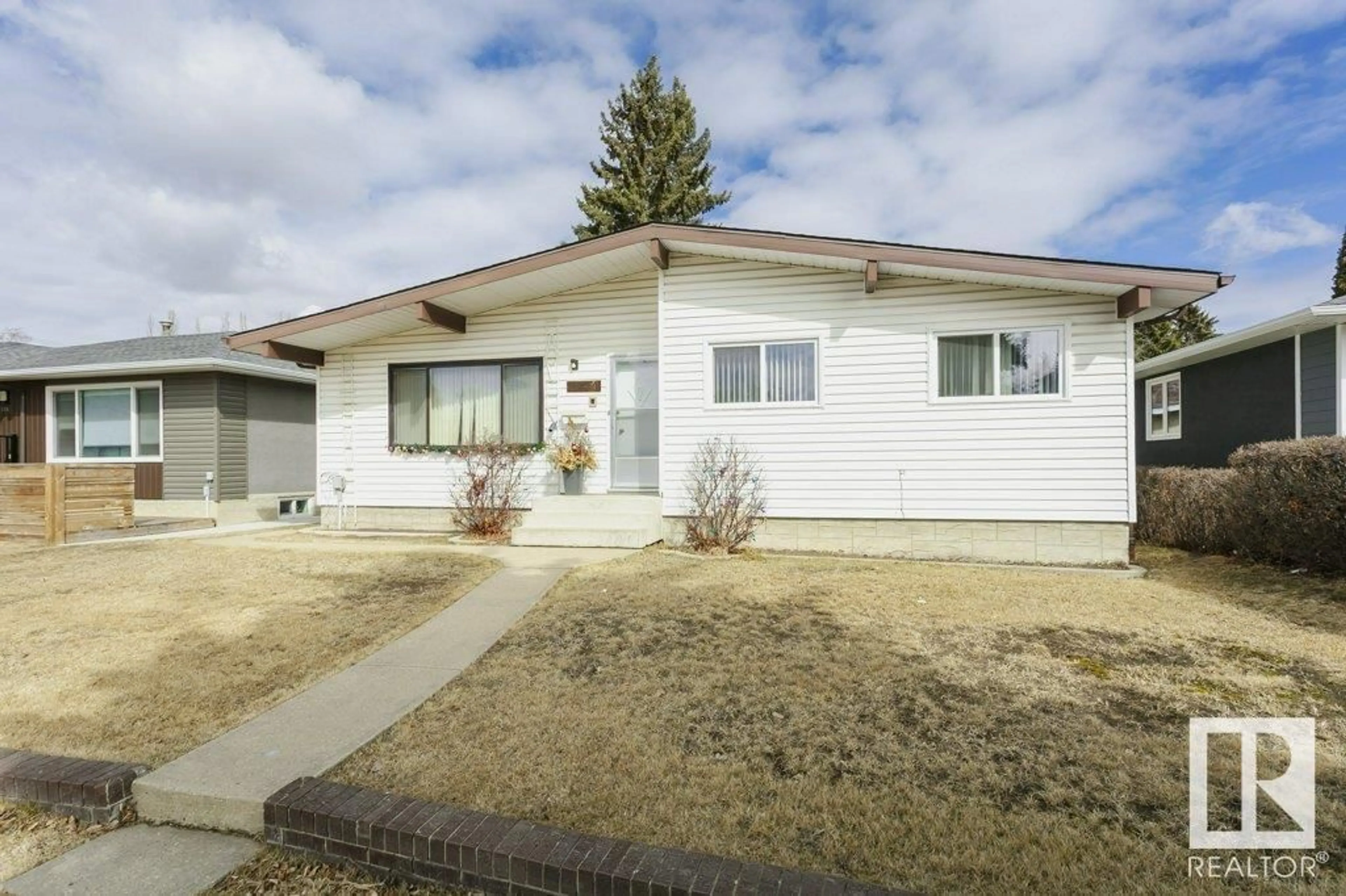 Frontside or backside of a home for 11440 38 AV NW, Edmonton Alberta T6J0L4