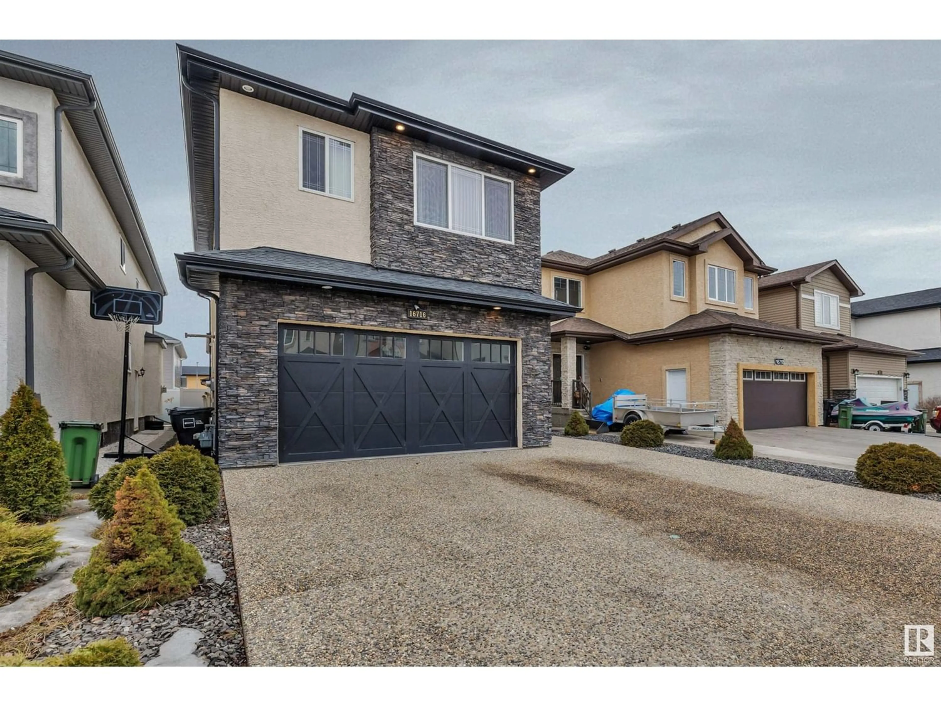 Contemporary kitchen for 16716 61 ST NW, Edmonton Alberta T5Y0W6