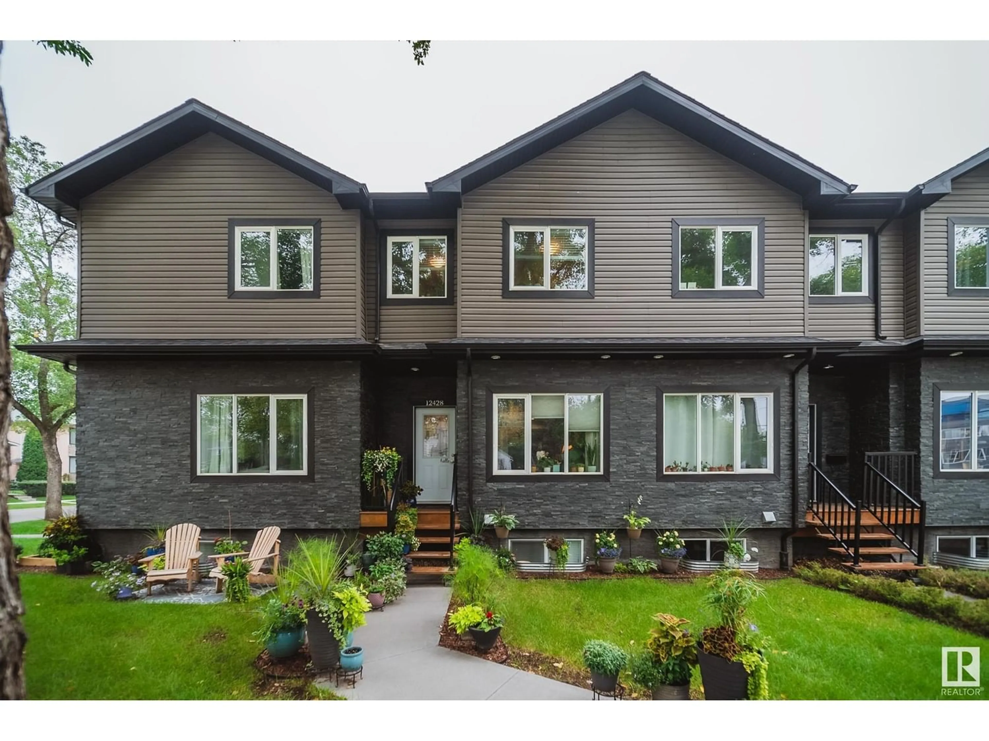 Living room for 12428 113 AV NW, Edmonton Alberta T5M2W5