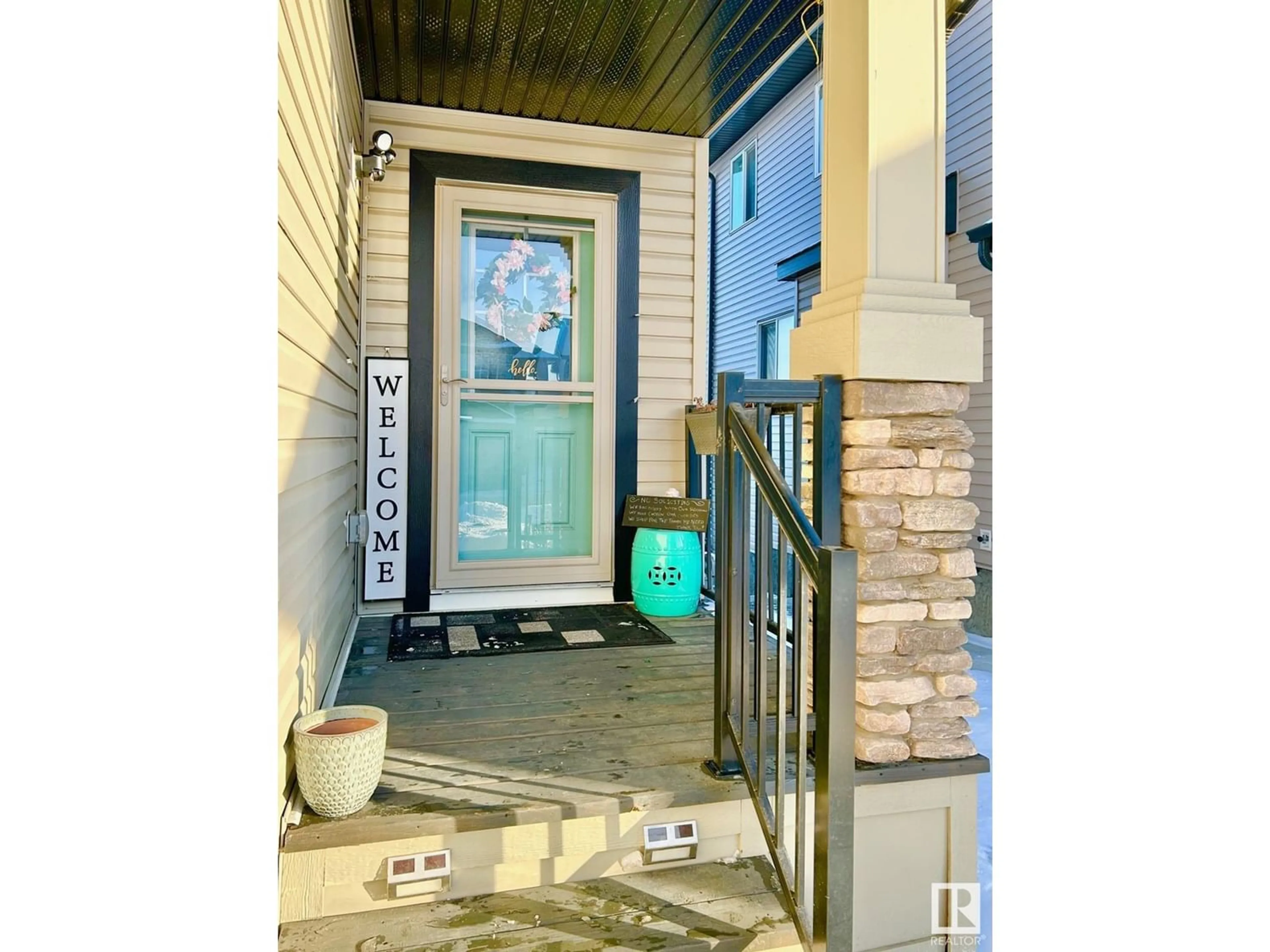 Indoor entryway for 17019 43 ST NW, Edmonton Alberta T5Y0Z1