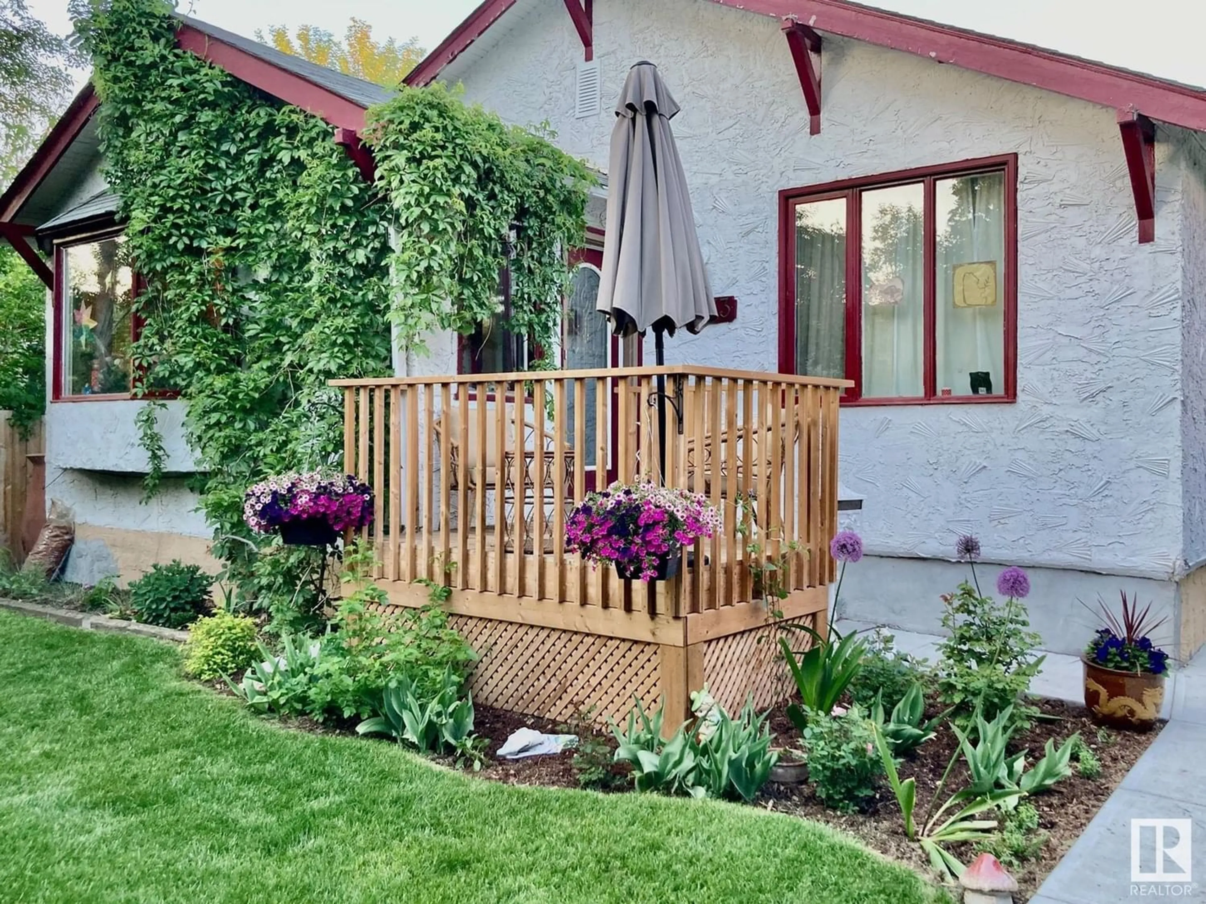 Patio for 11033 128 ST NW, Edmonton Alberta T5M0W7