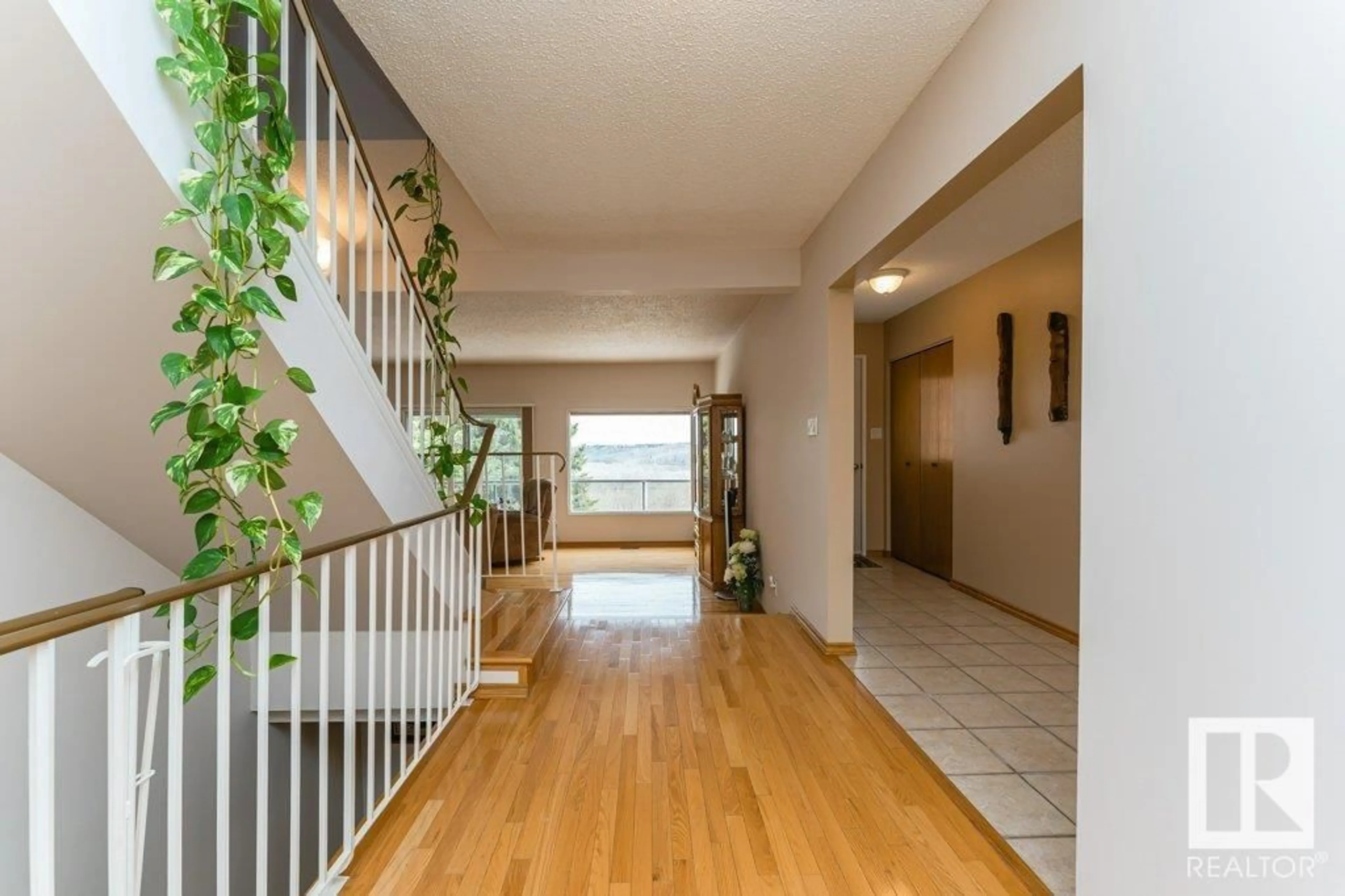 Indoor entryway for 208 GRANDISLE PT NW, Edmonton Alberta T6M2P1