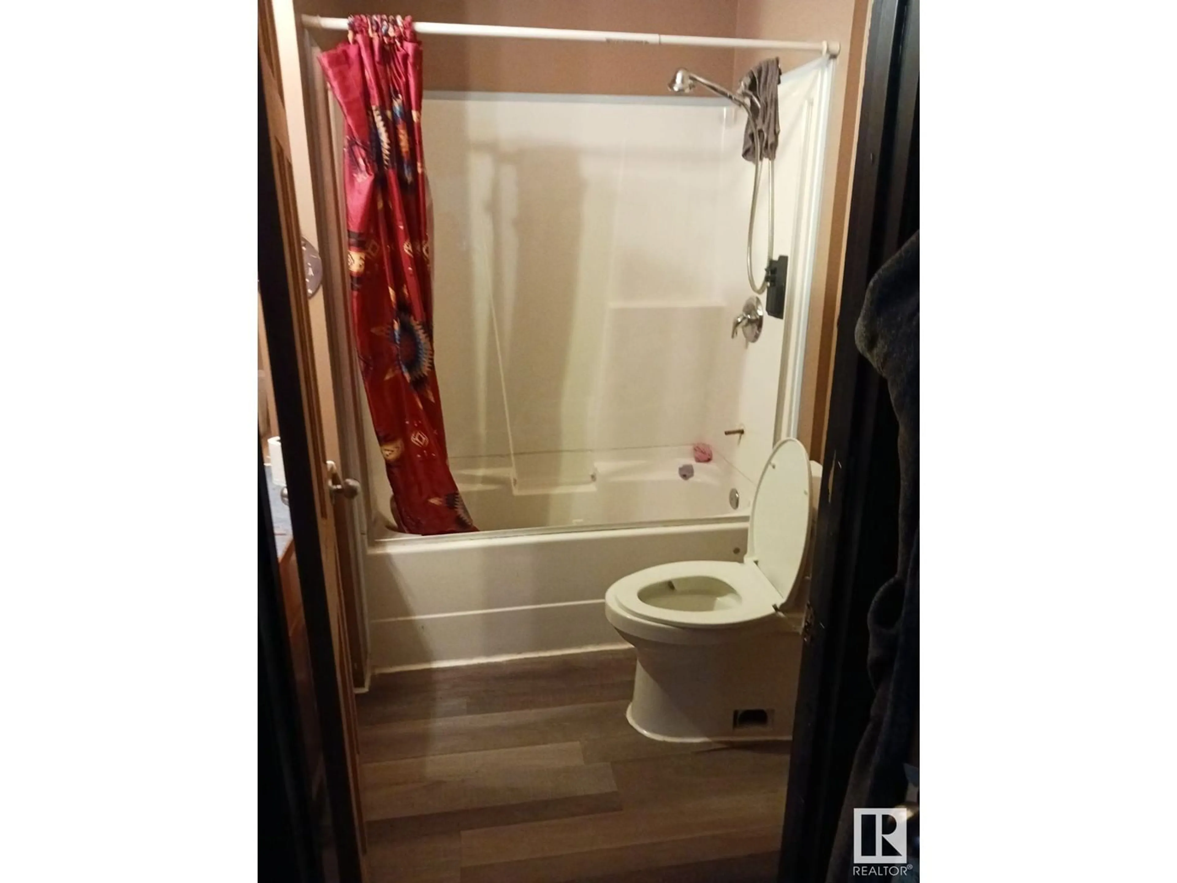 Bathroom for 12310 76 ST NW, Edmonton Alberta T5B2E4