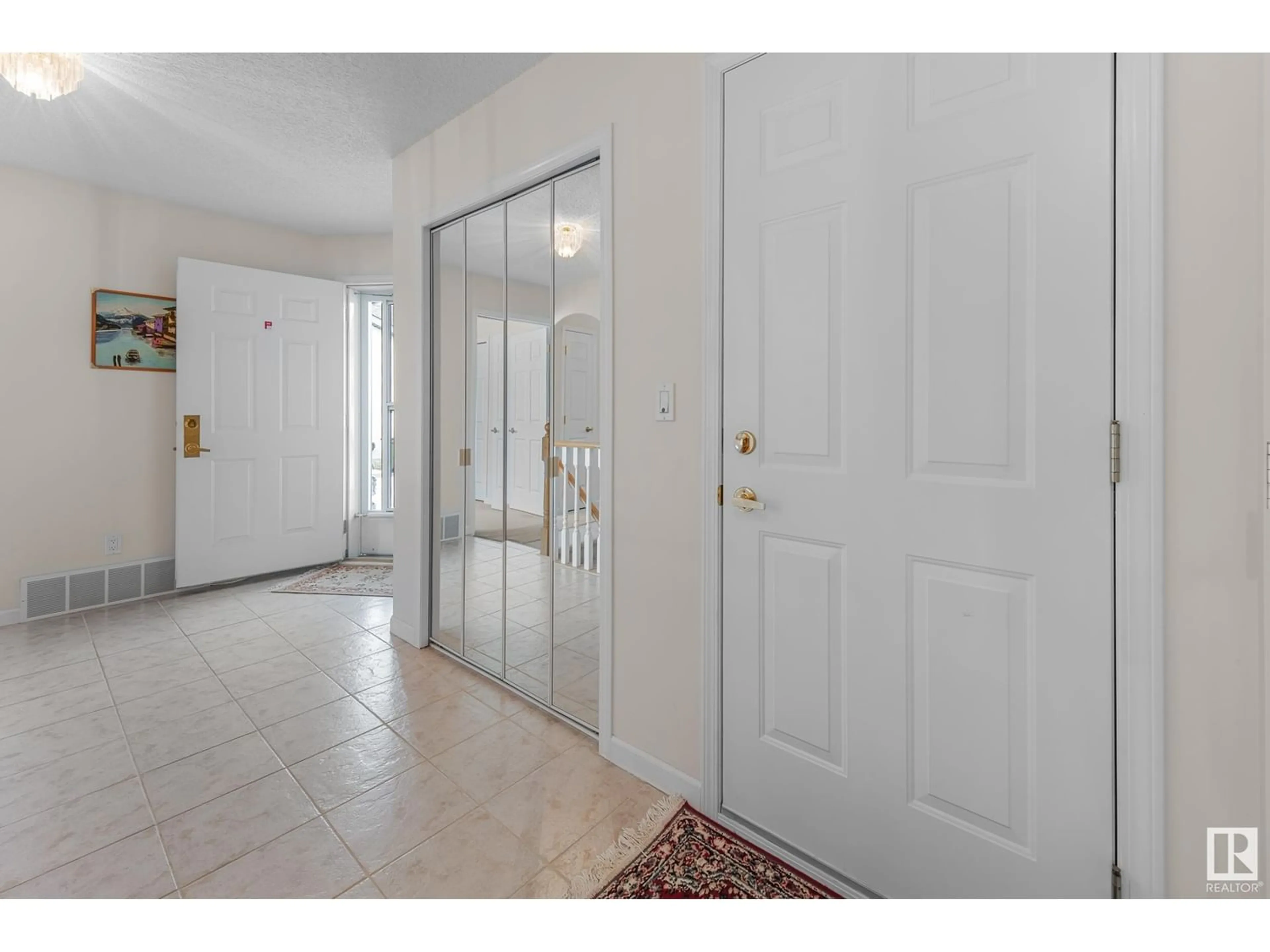 Indoor entryway for #2 9420 172 ST NW, Edmonton Alberta T5T6K1