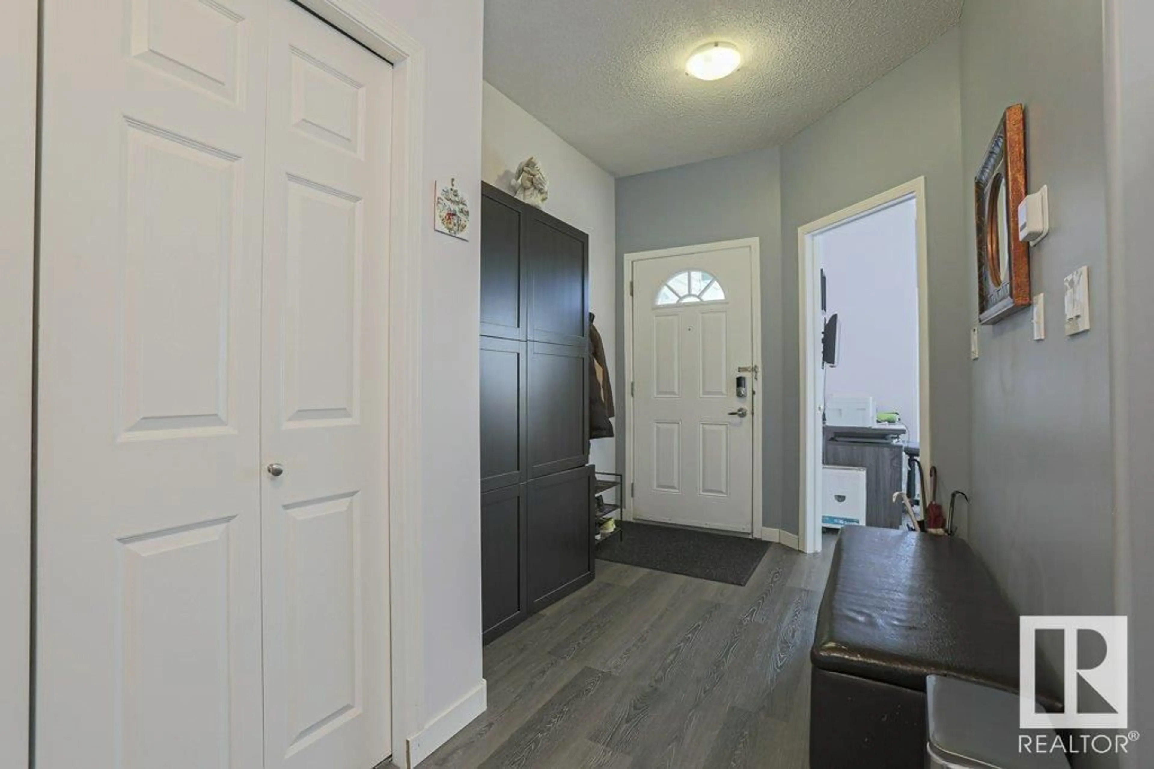 Indoor entryway for #10 13615 34 ST NW, Edmonton Alberta T5A0B3