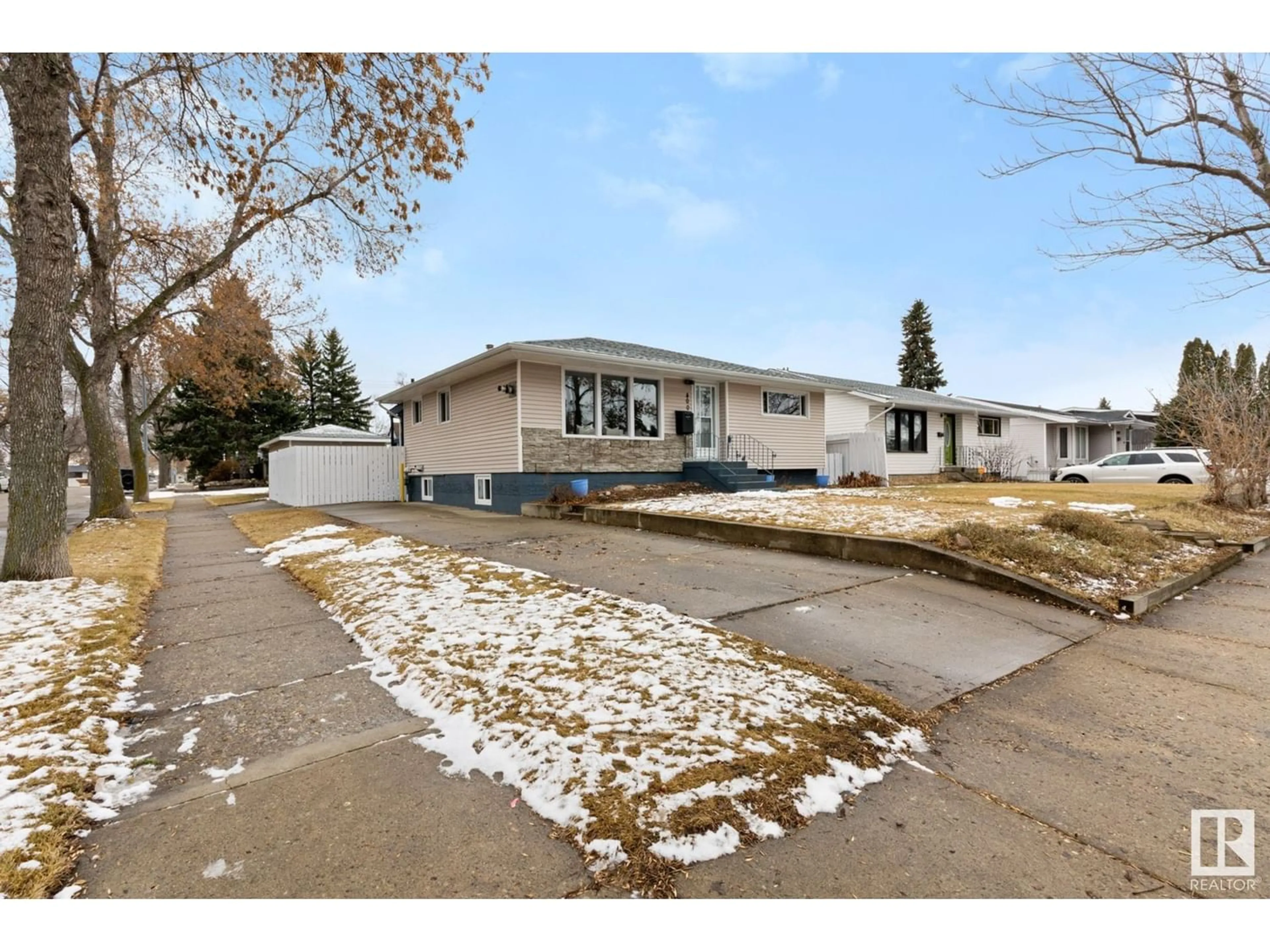 Living room for 4001 113 AV NW, Edmonton Alberta T5W0R2