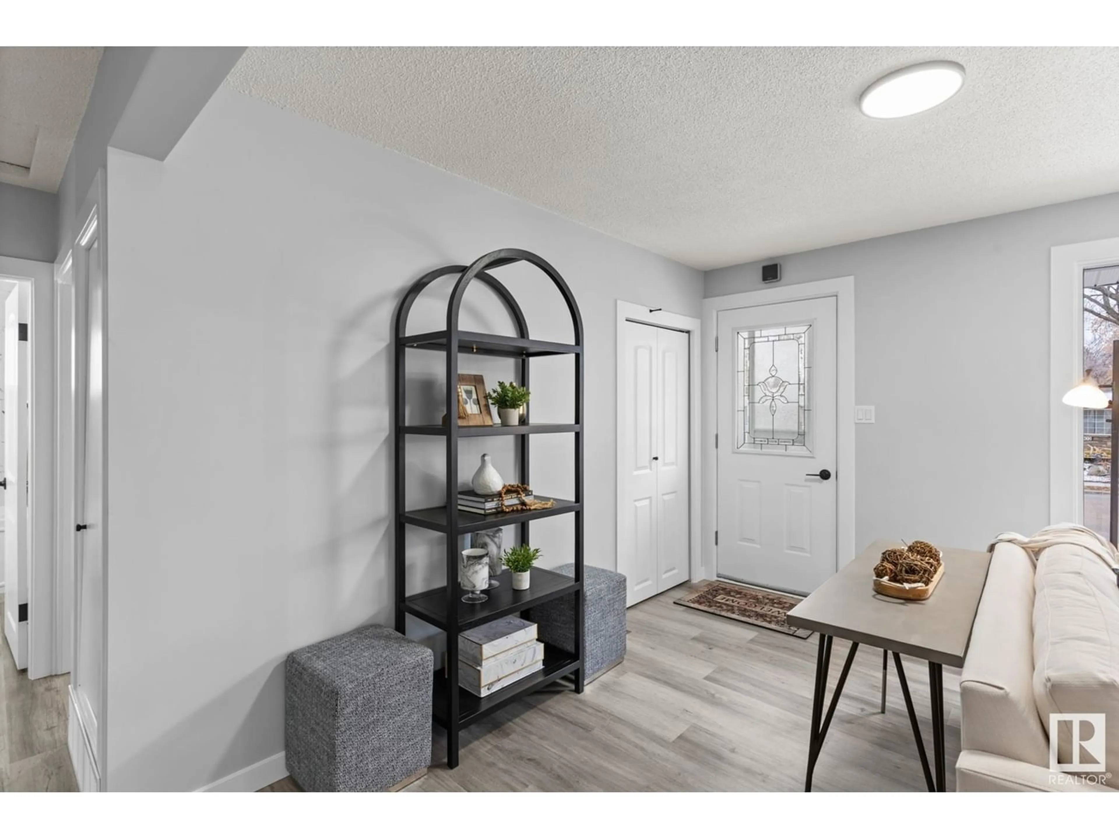 Indoor entryway for 4001 113 AV NW, Edmonton Alberta T5W0R2