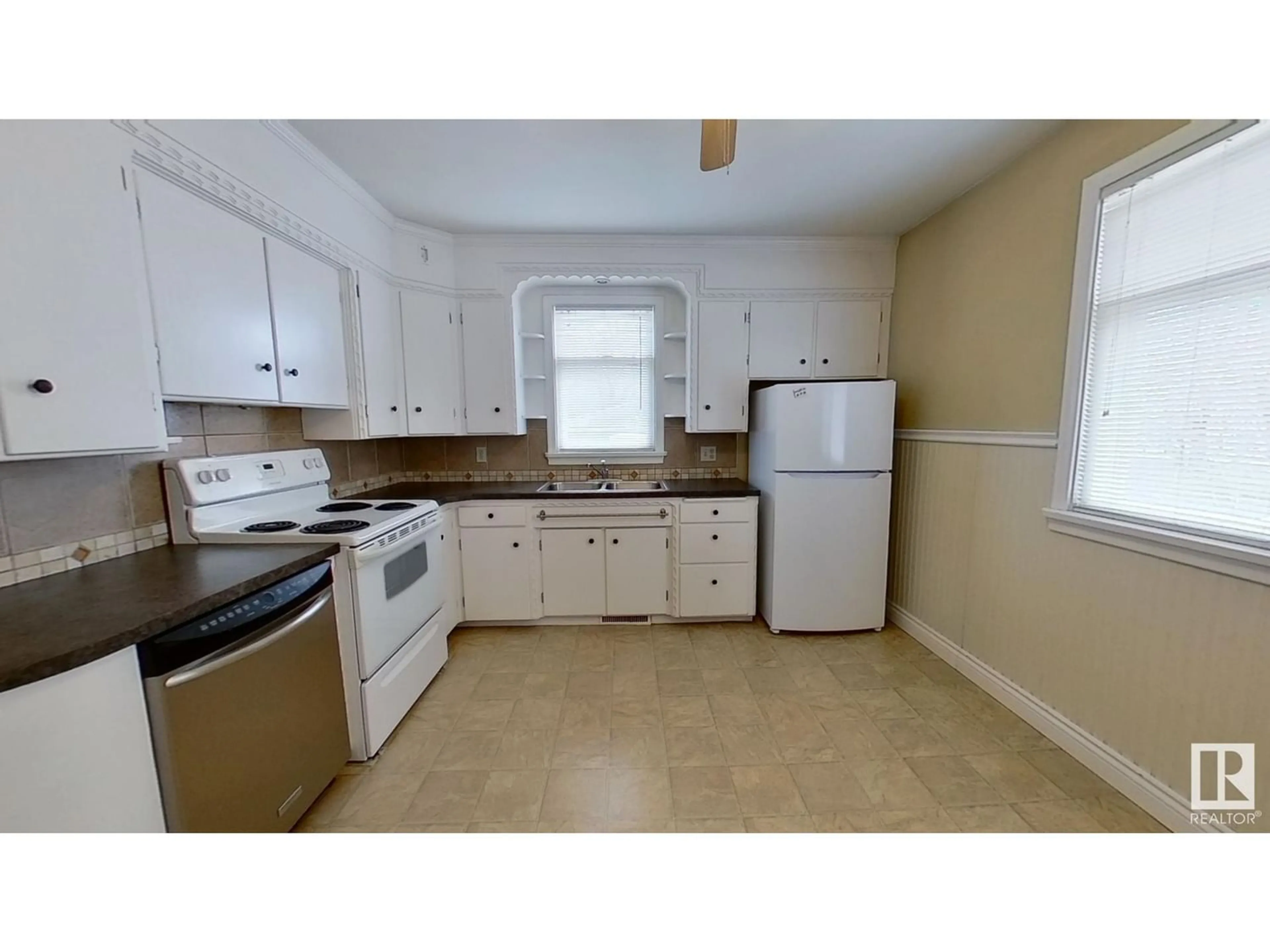 Standard kitchen for 9841 74 AV NW, Edmonton Alberta T6E1G1