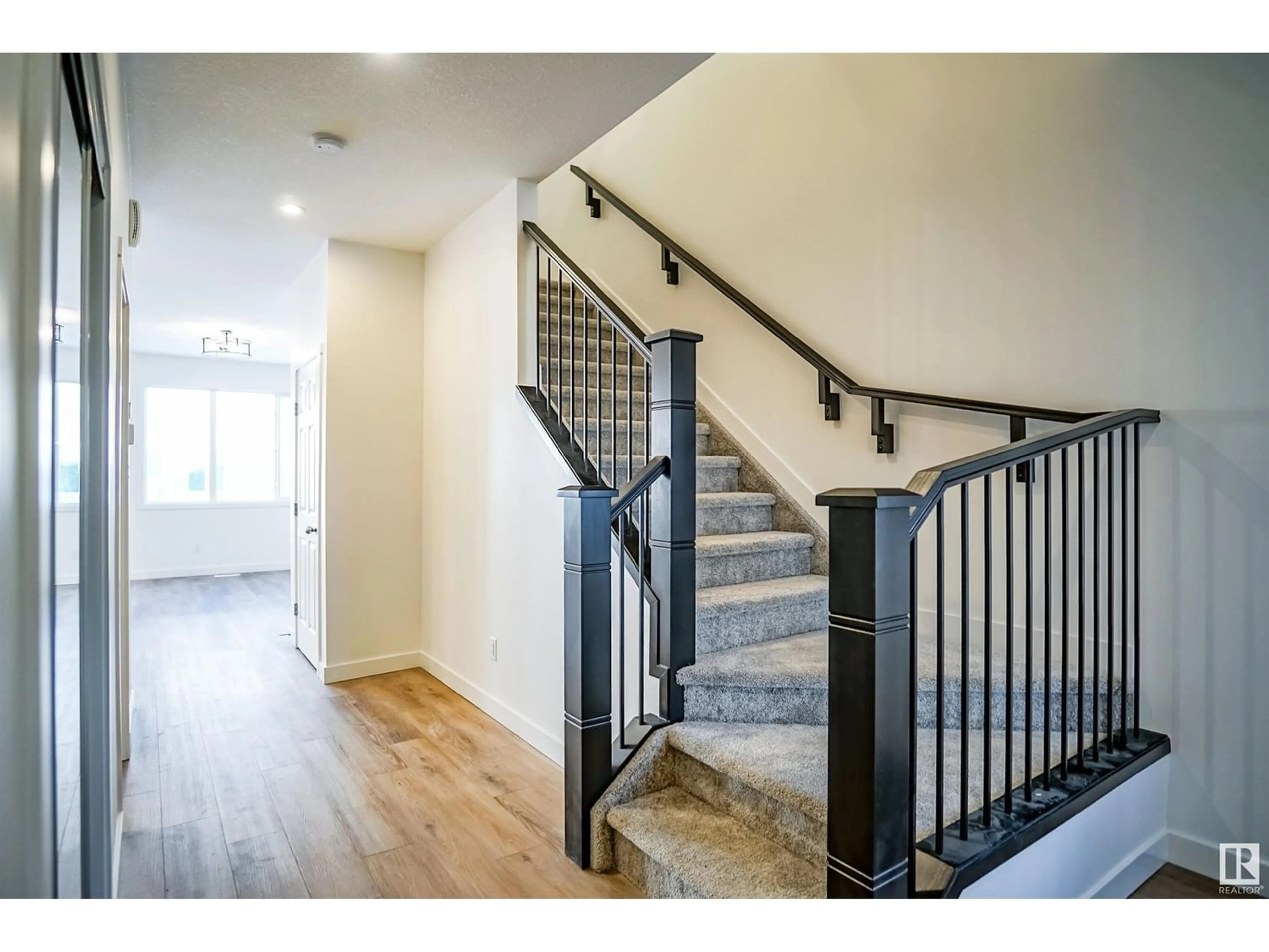 Stairs for 1667 13 ST NW, Edmonton Alberta T6T2N5