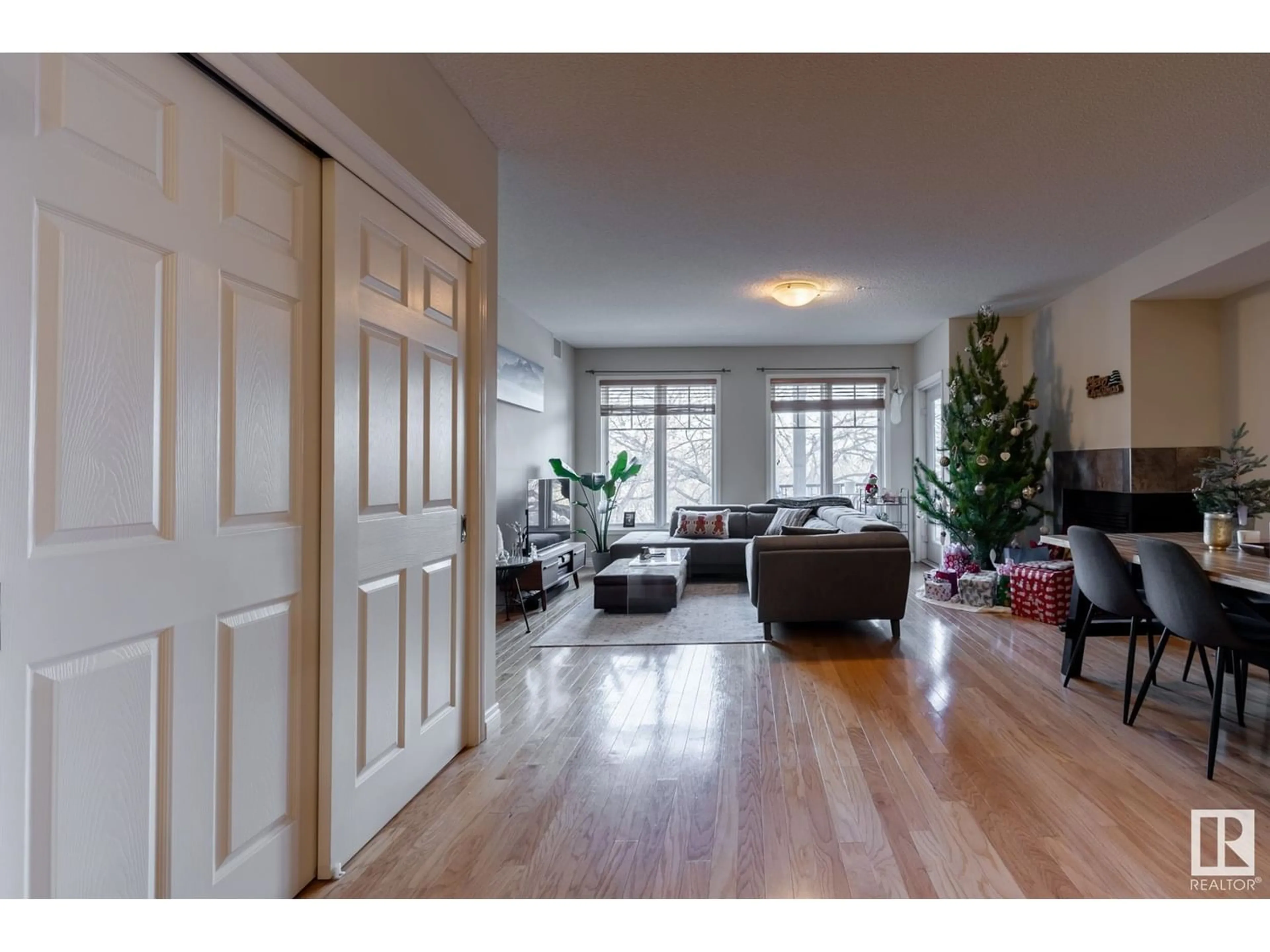 Indoor entryway for #305 9815 96A ST NW, Edmonton Alberta T6A4A3