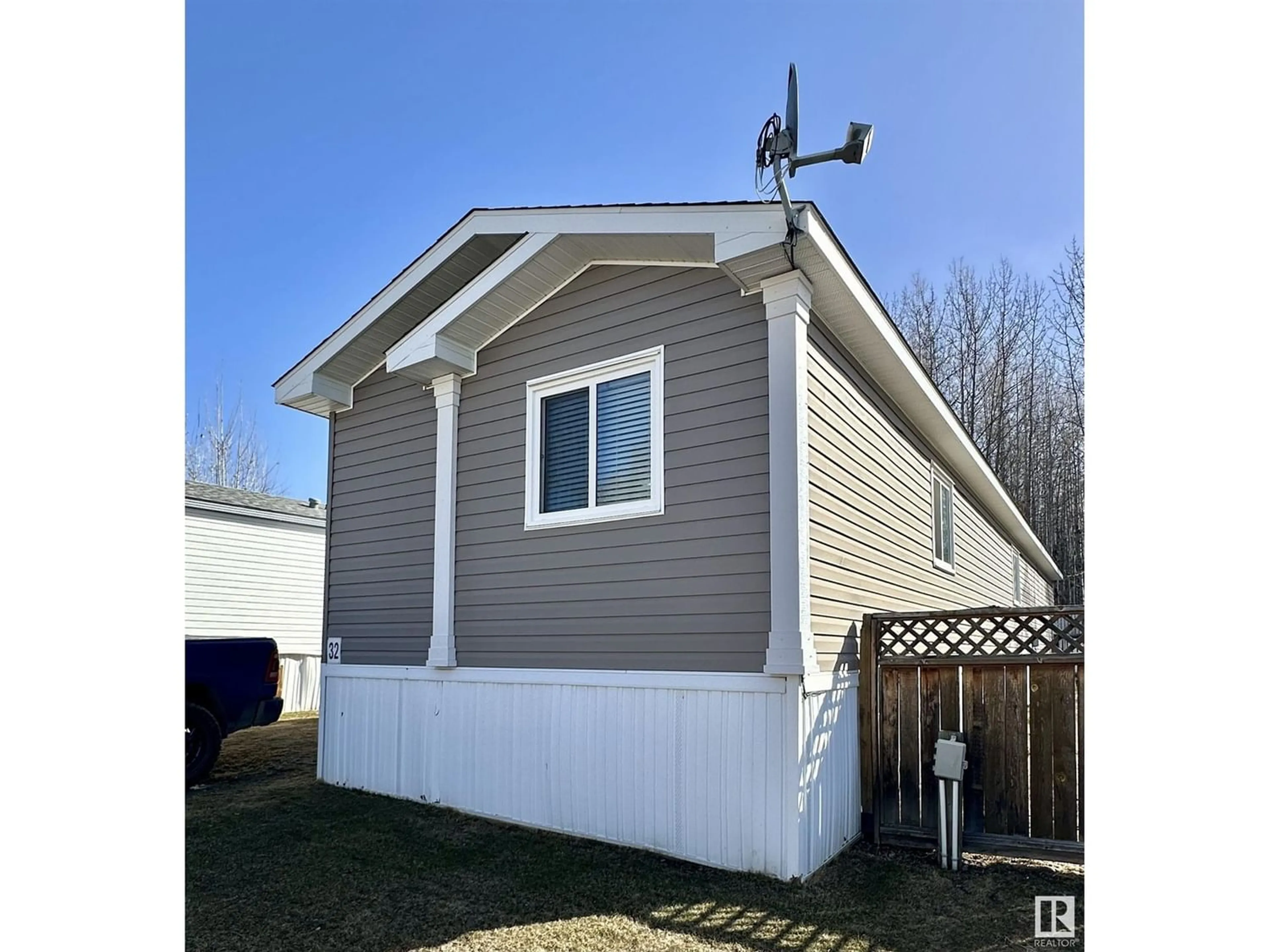 Home with vinyl exterior material for #32 Pleasantview MHP, Drayton Valley Alberta T7A2A2