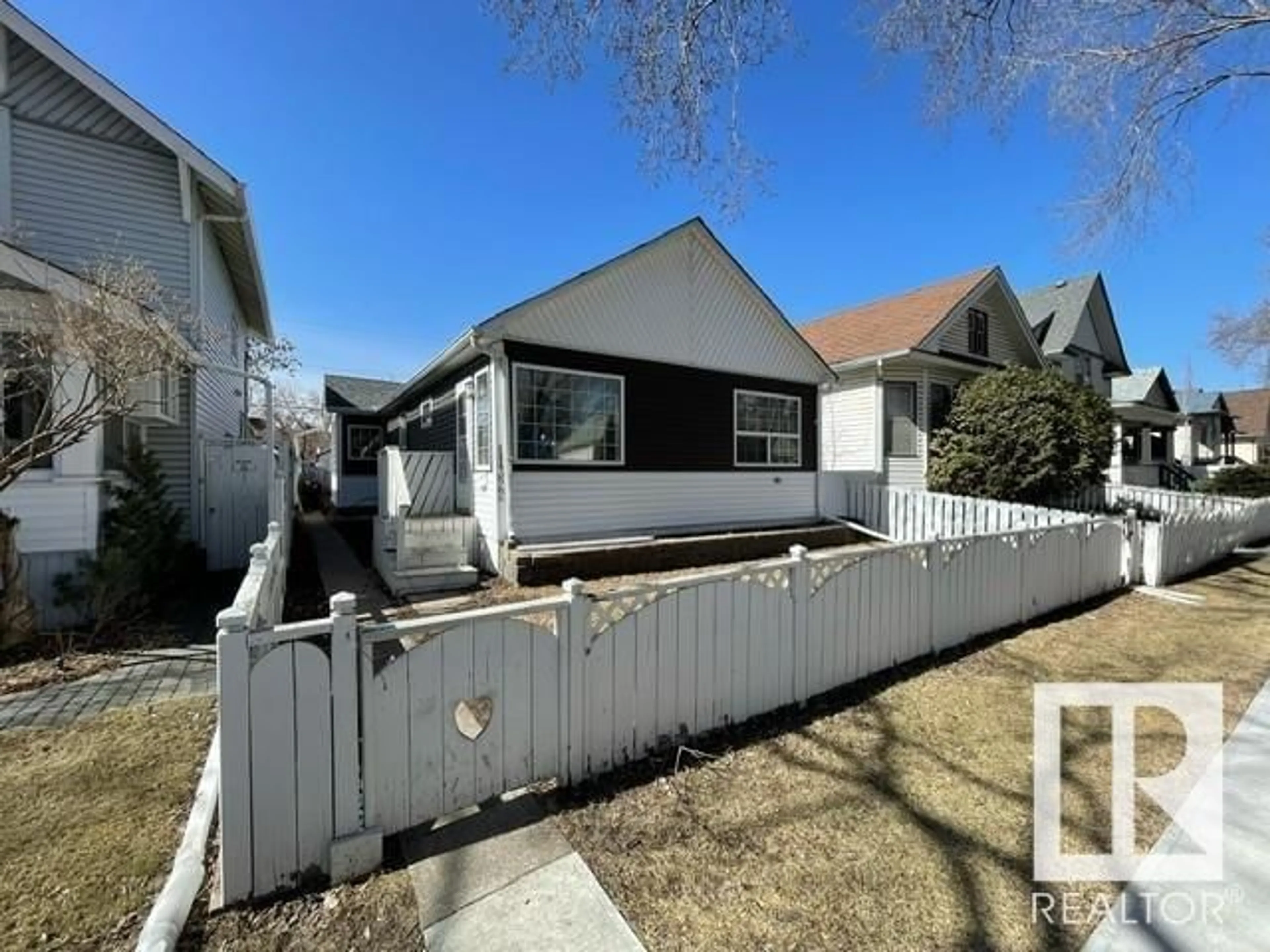 Frontside or backside of a home for 11322 96 ST NW, Edmonton Alberta T5G1T3
