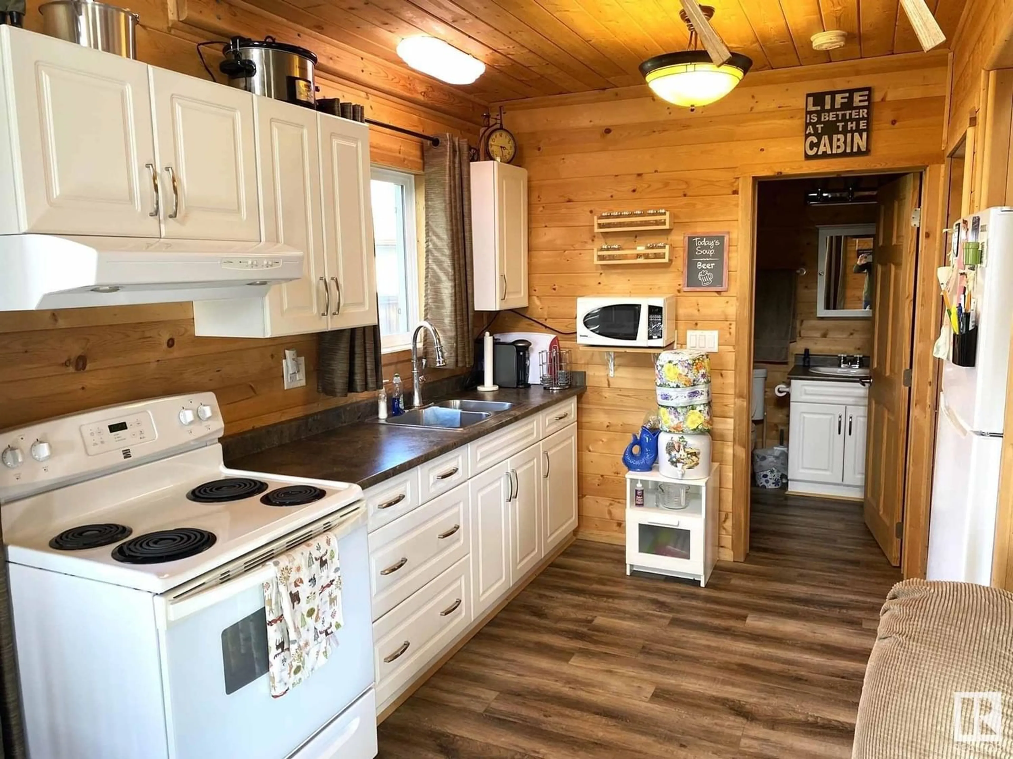 Standard kitchen for 229 465044 RGE RD 60, Rural Wetaskiwin County Alberta T0C0T0