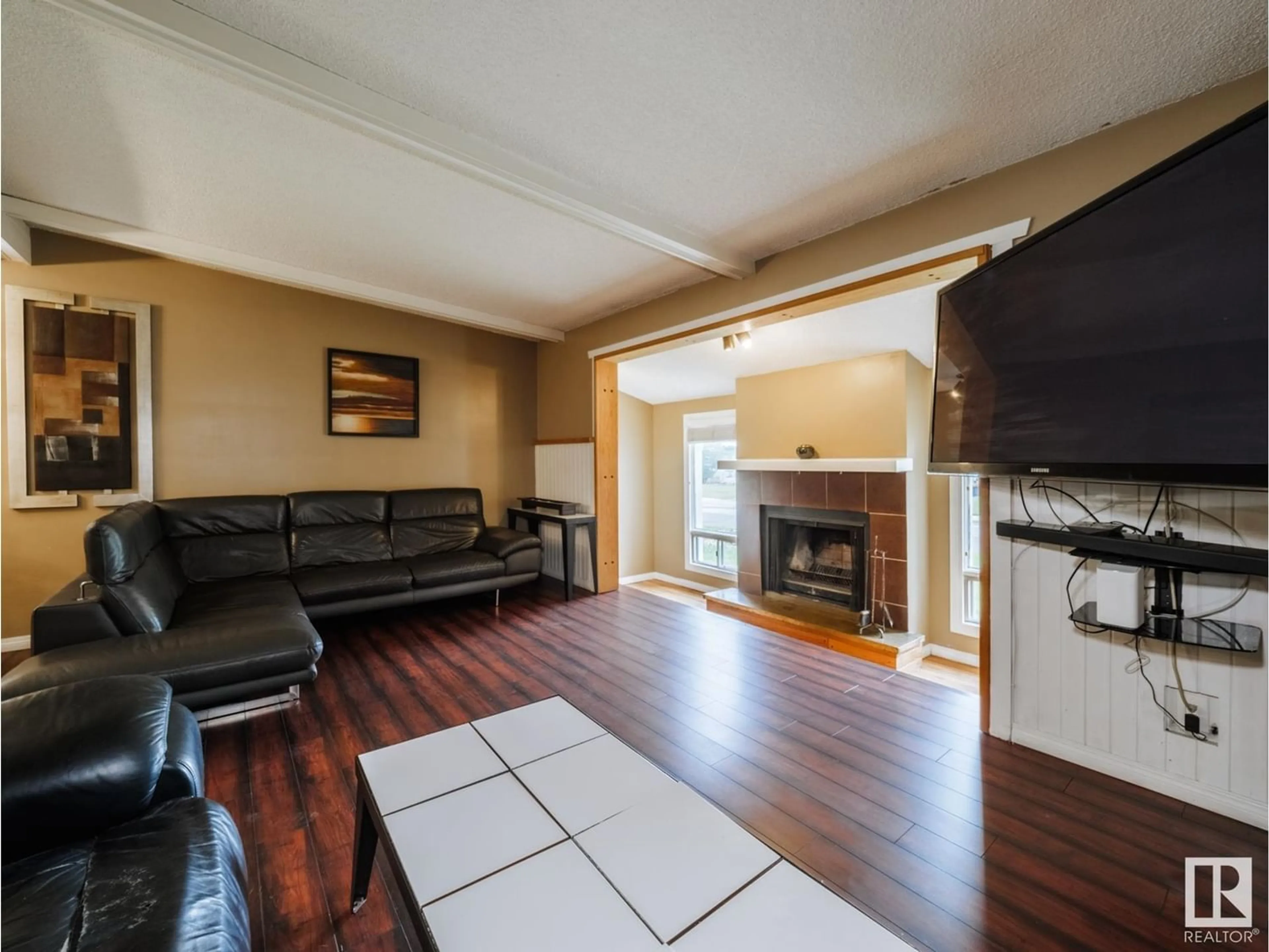 Living room for 6303 89 AV NW, Edmonton Alberta T6B2G5