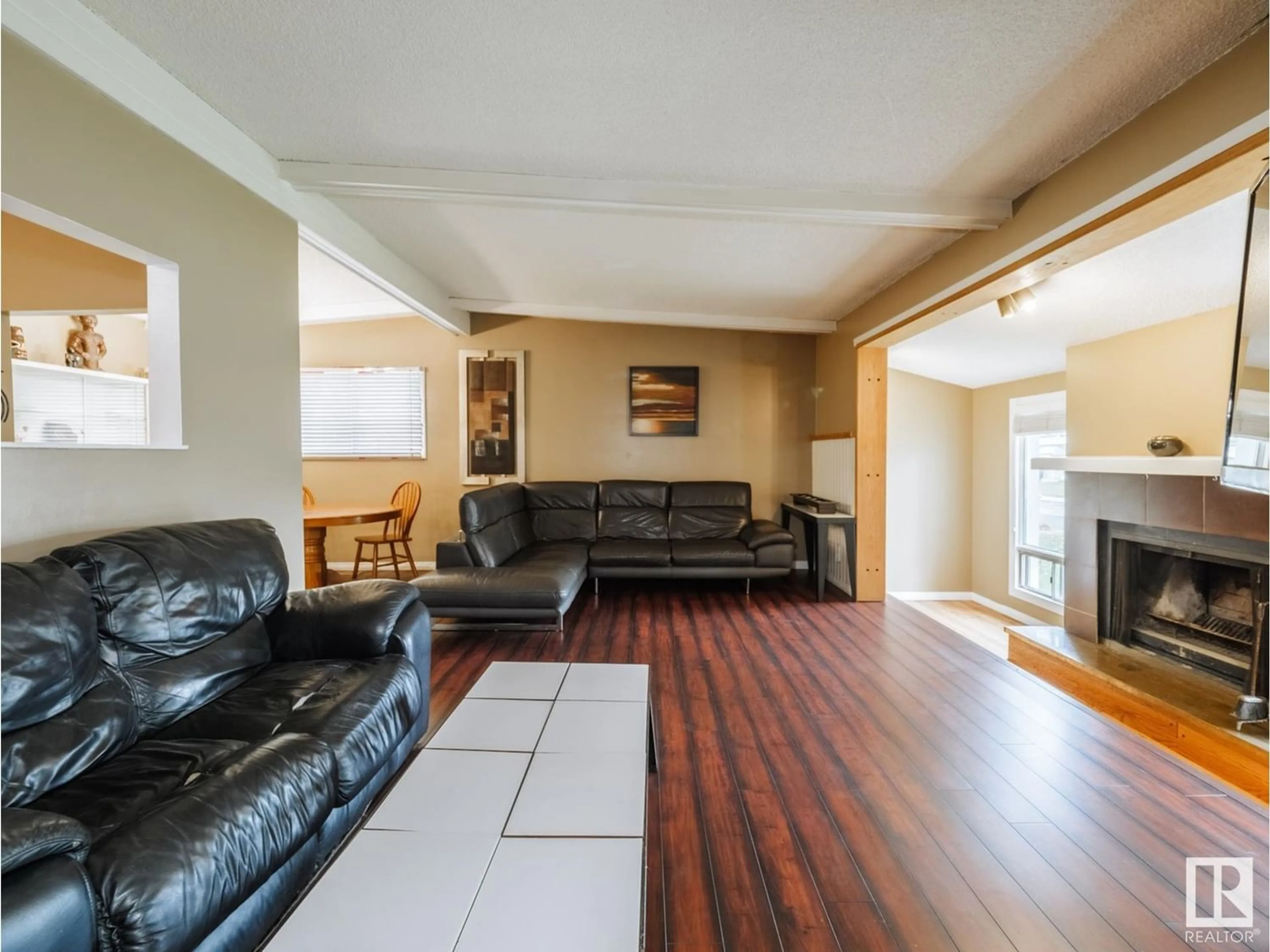 Living room for 6303 89 AV NW, Edmonton Alberta T6B2G5