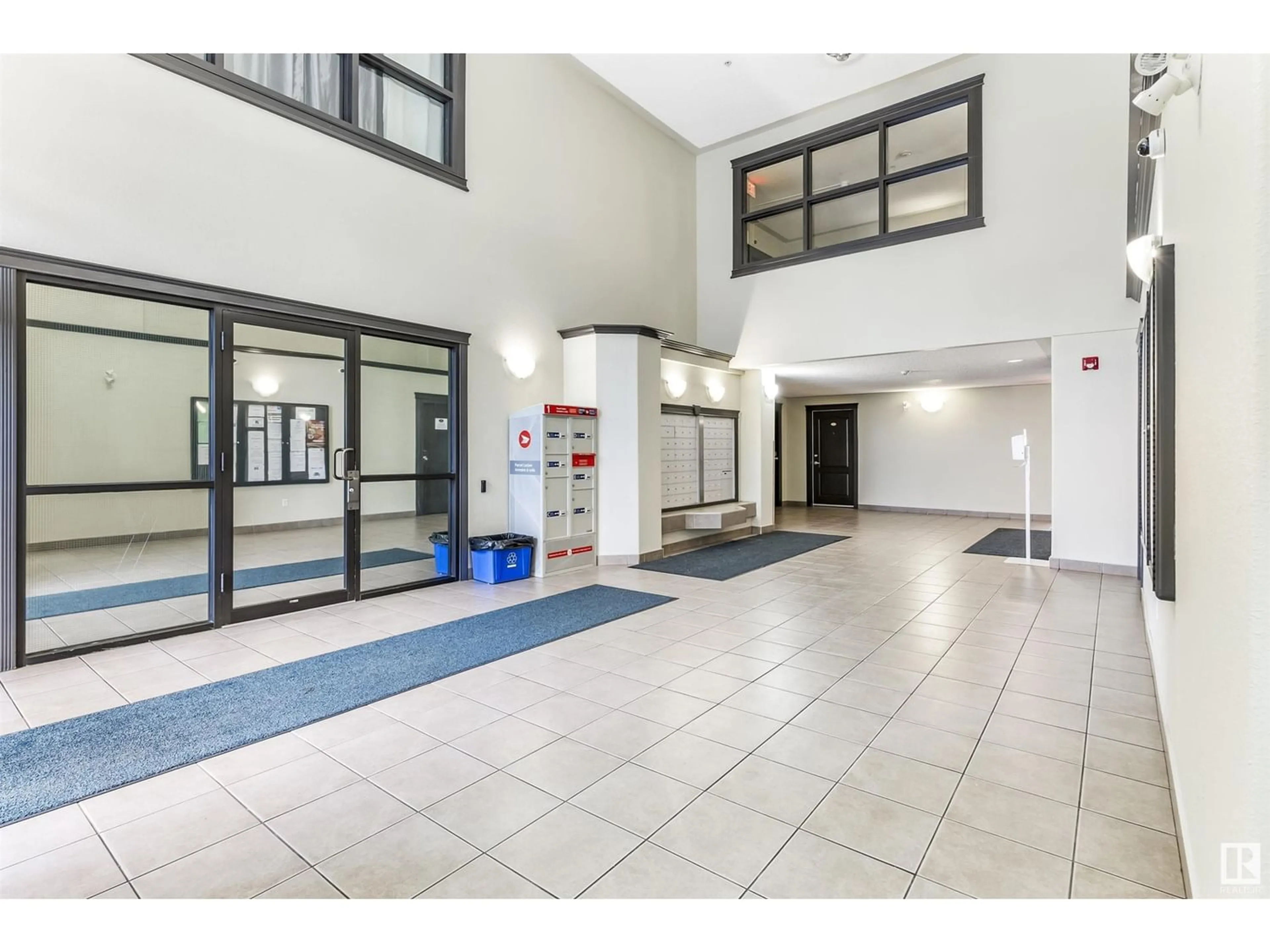 Indoor foyer for 2106 9357 Simpson DR NW, Edmonton Alberta T6R0N3