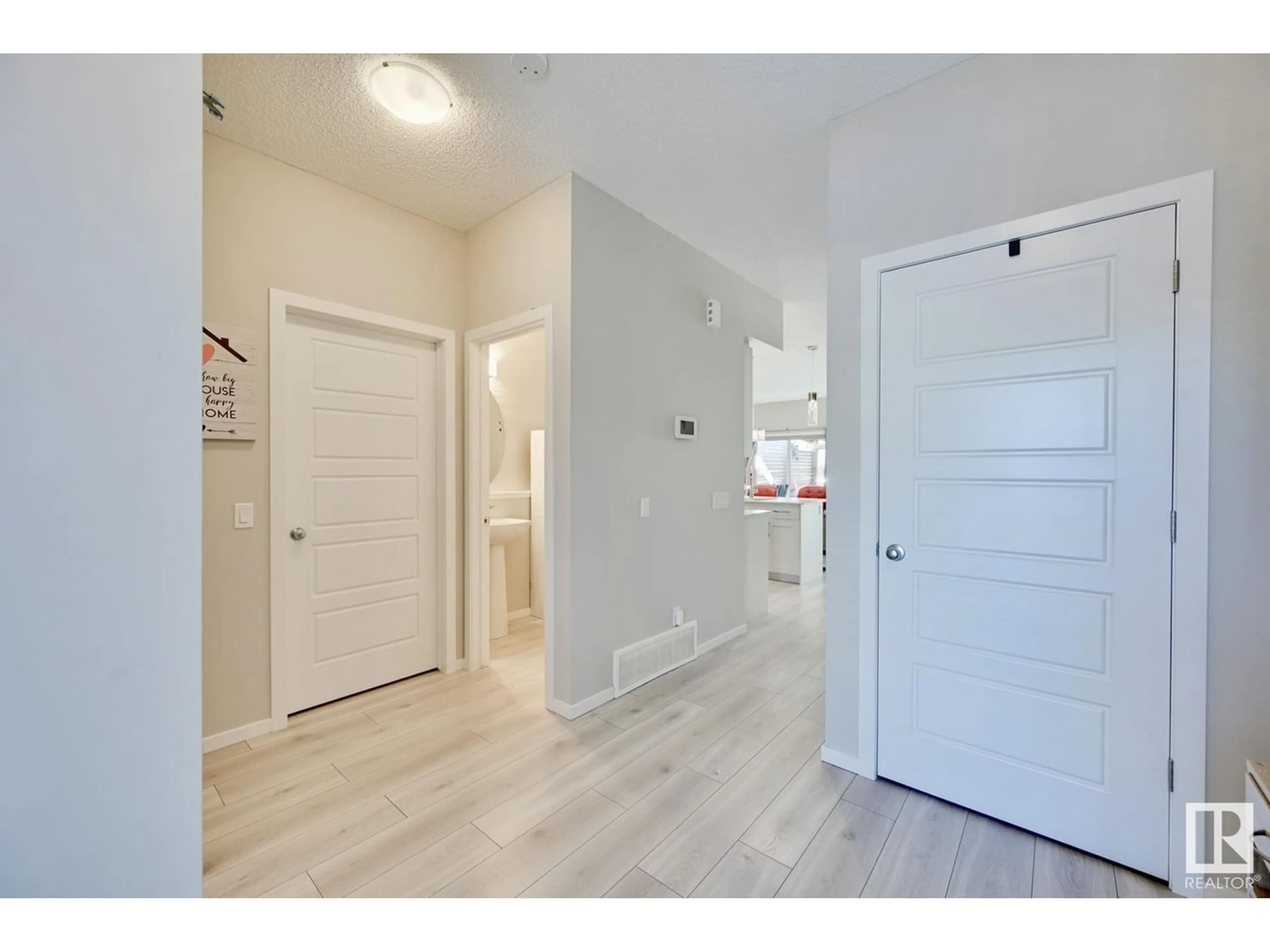 Indoor entryway for 7339 178 AV NW, Edmonton Alberta T5Z0M6