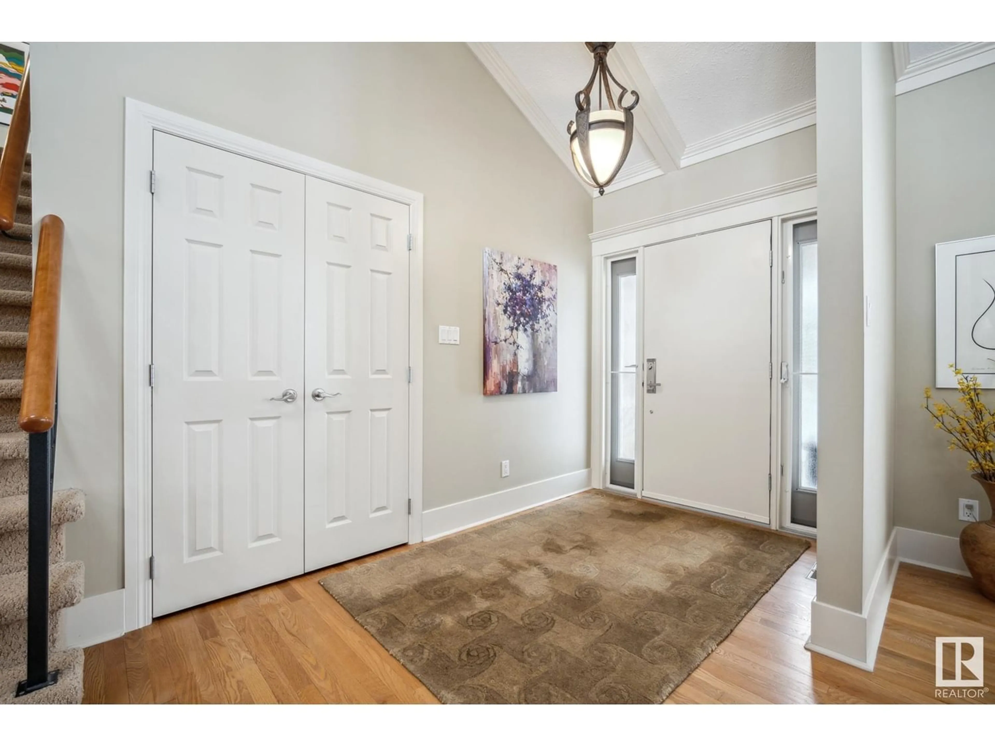 Indoor entryway for 604 WOLF WILLOW RD NW, Edmonton Alberta T5T1E6