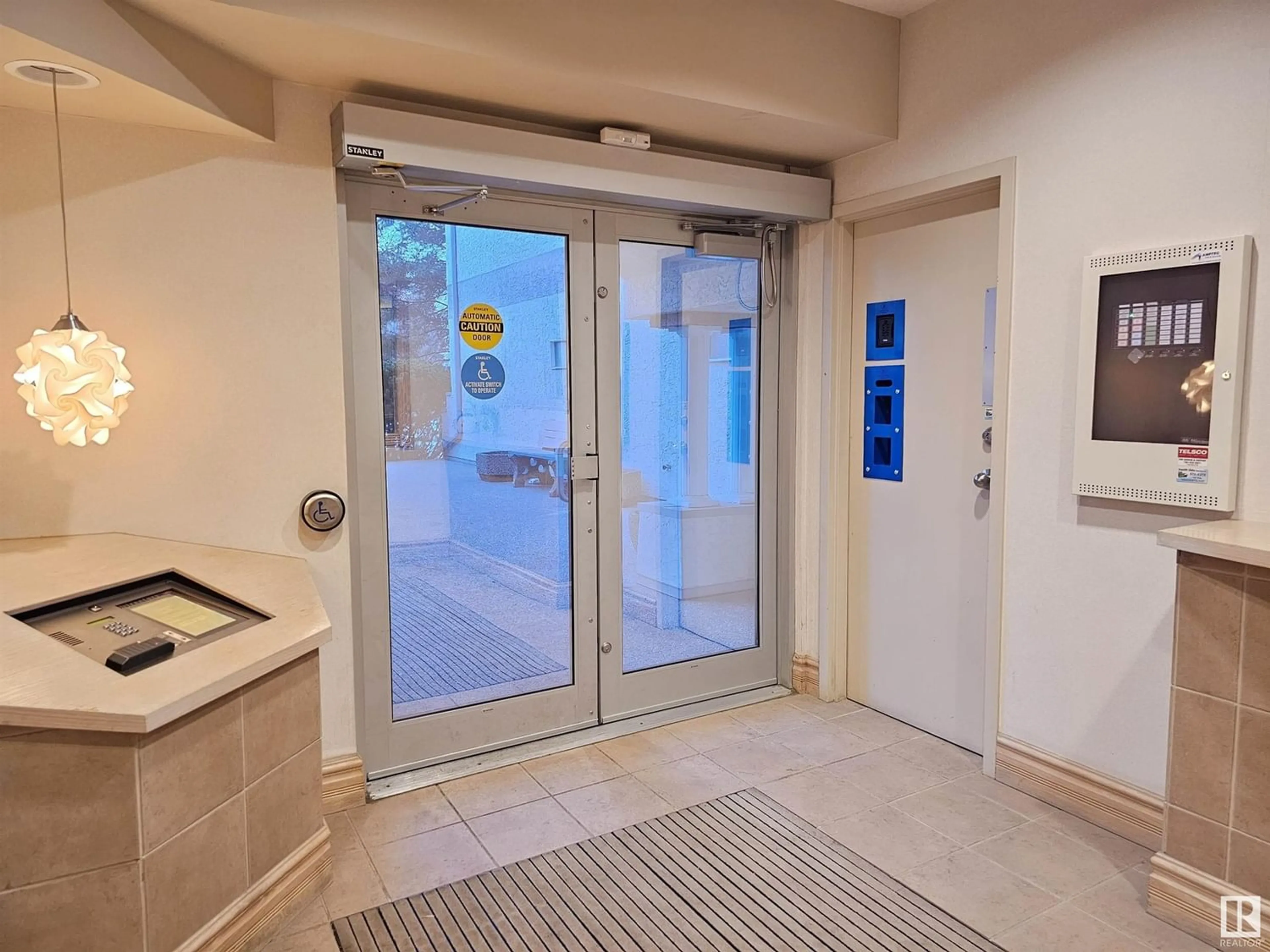 Indoor foyer for #305 11640 79 AV NW, Edmonton Alberta T6G0P7