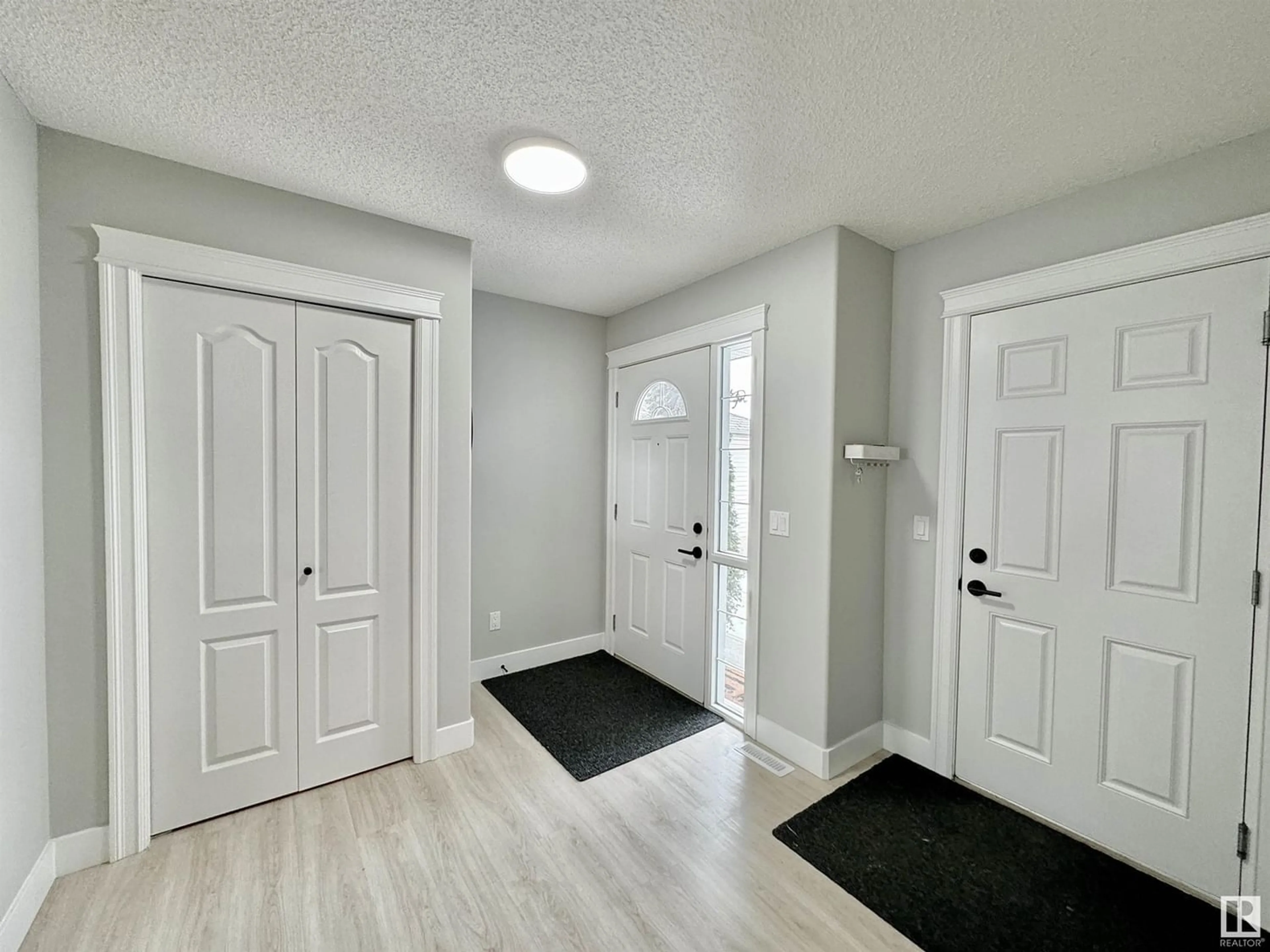 Indoor entryway for 105 Boxwood BN, Fort Saskatchewan Alberta T8L0B8