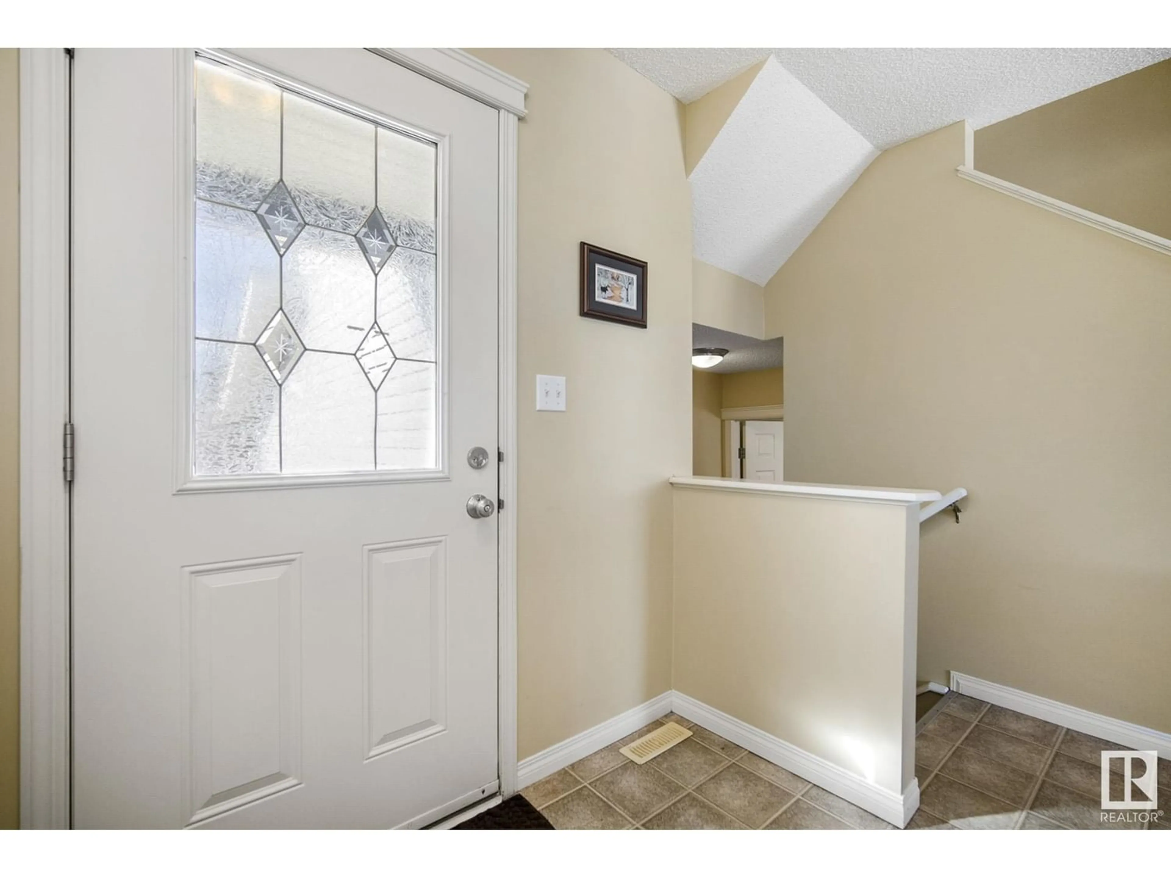 Indoor entryway for 250 SUMMERTON CR, Sherwood Park Alberta T8H2V6