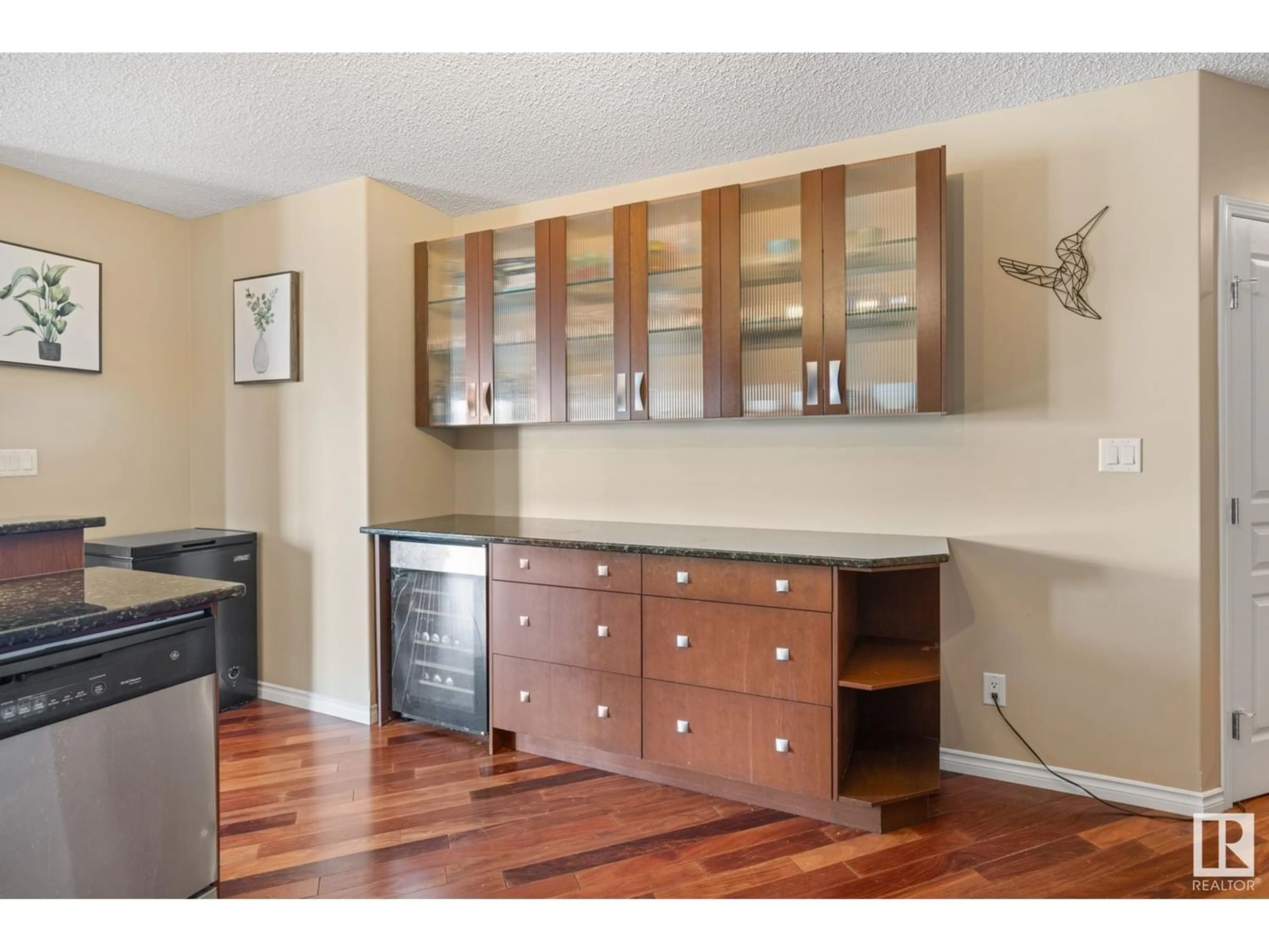 Standard kitchen for #404 9707 106 ST NW, Edmonton Alberta T5K0B7