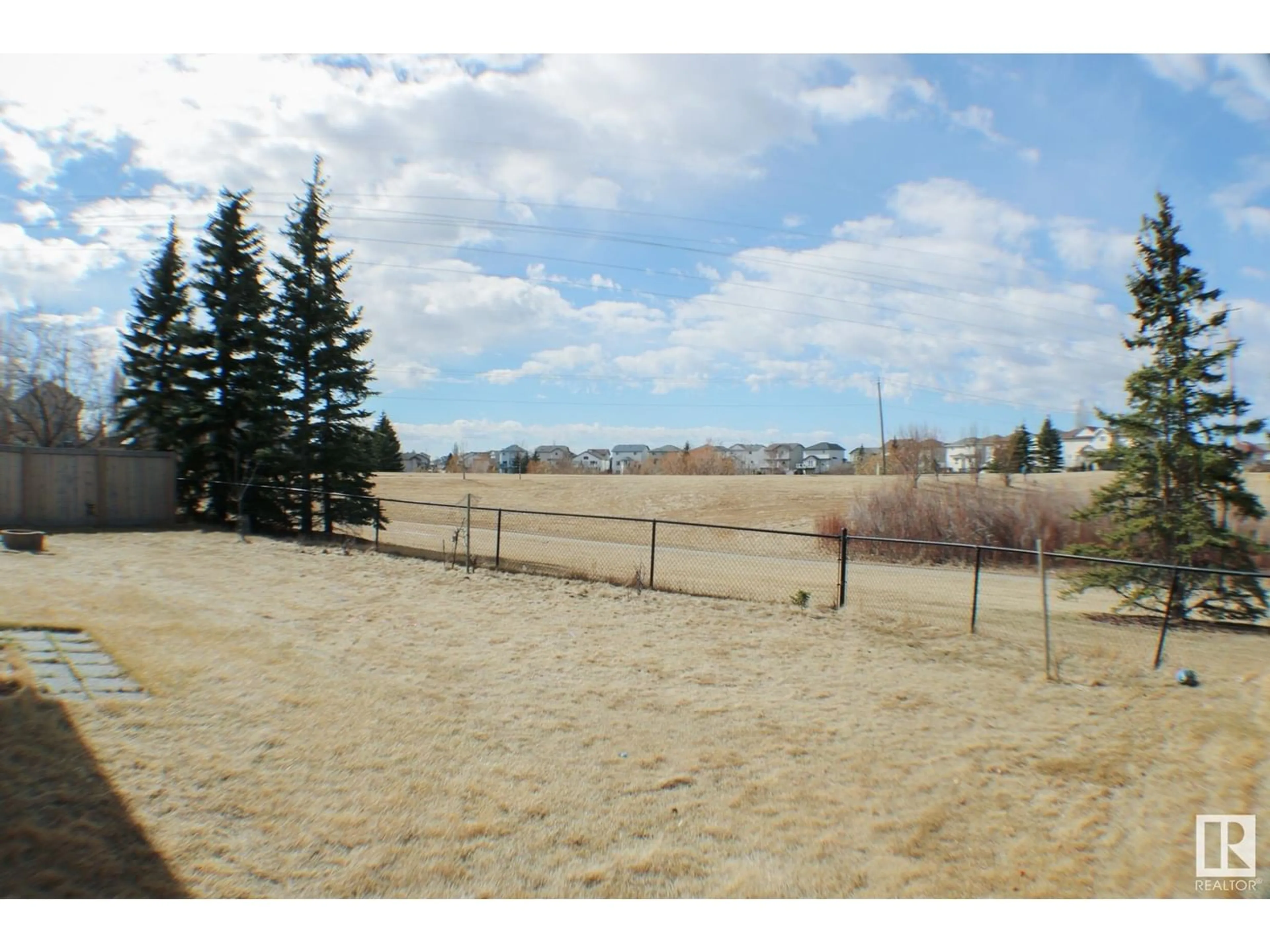 Fenced yard for 16312 90 ST NW NW, Edmonton Alberta T5Z3J9