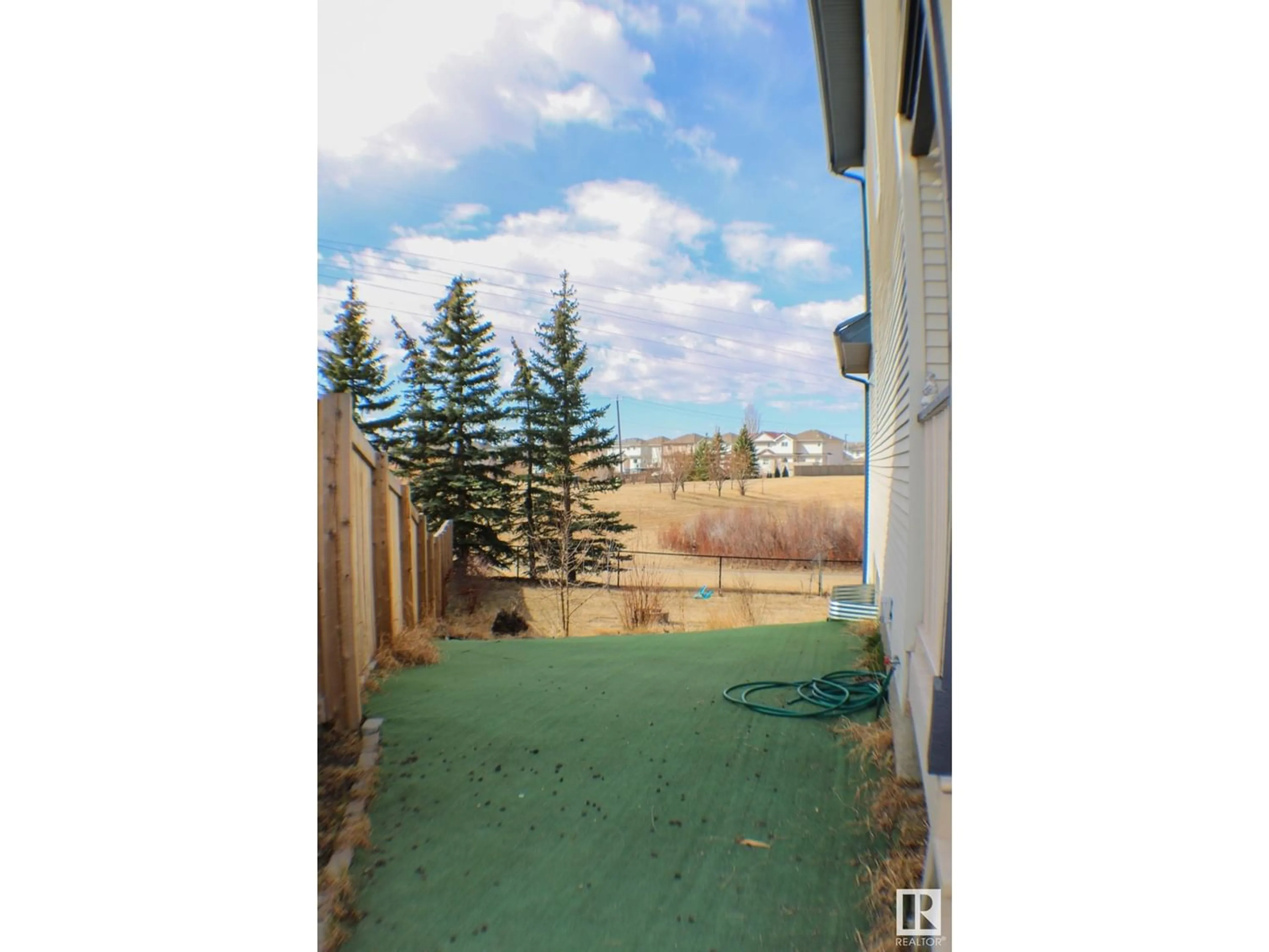 Fenced yard for 16312 90 ST NW NW, Edmonton Alberta T5Z3J9