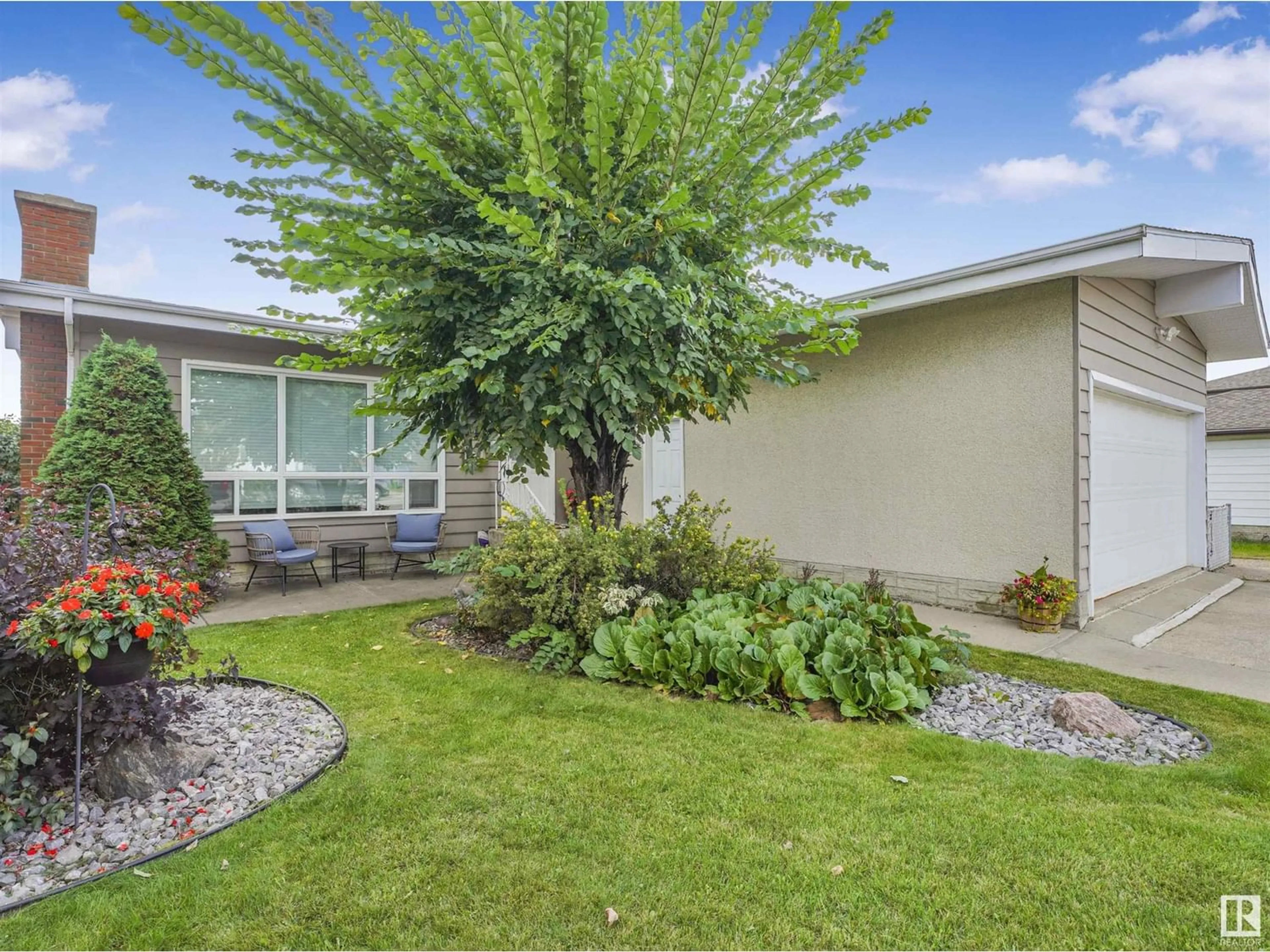 Living room for 8519 142A AV NW, Edmonton Alberta T5E2G6