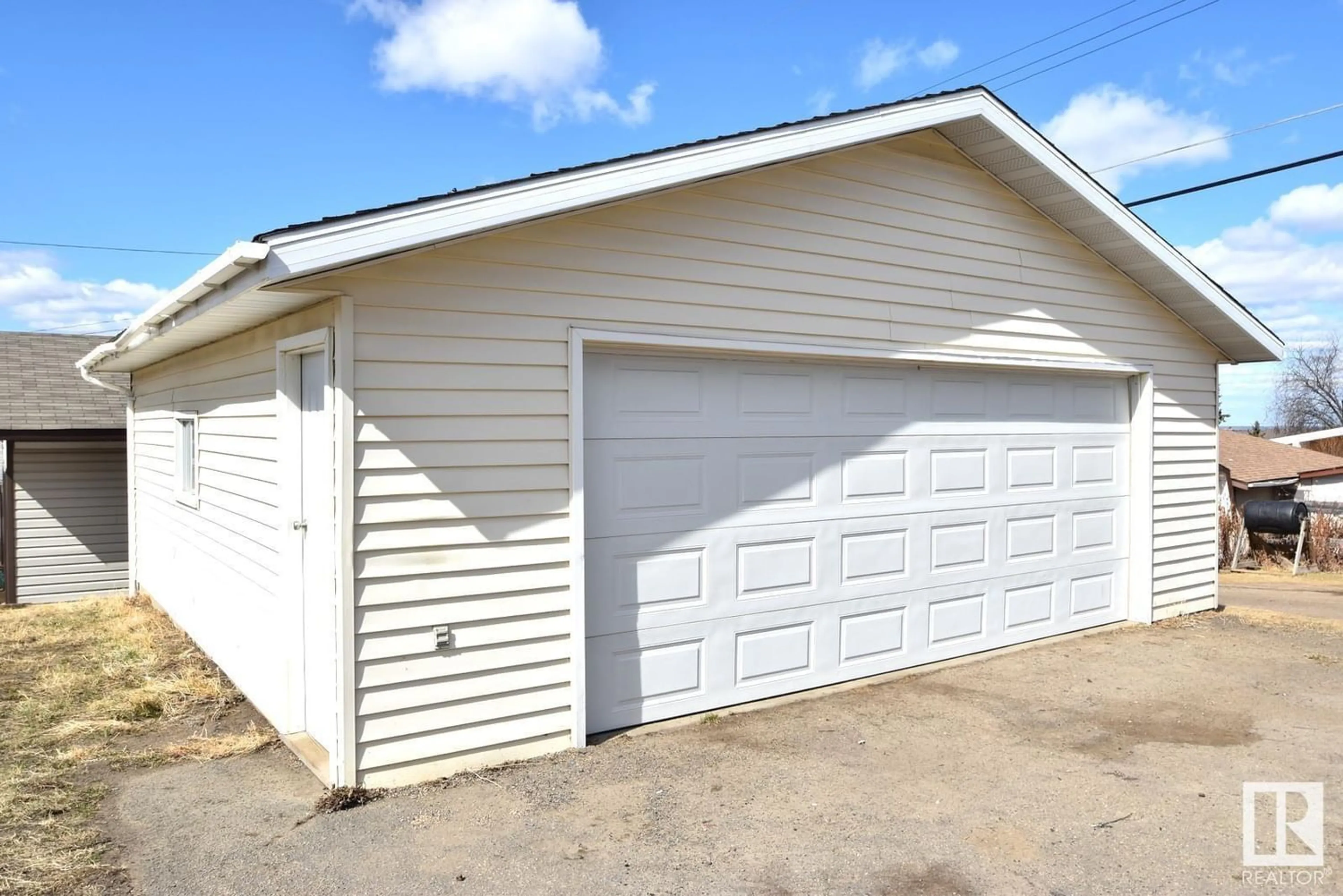 Indoor garage for 5212 Hospital Ave, Boyle Alberta T0A0M0