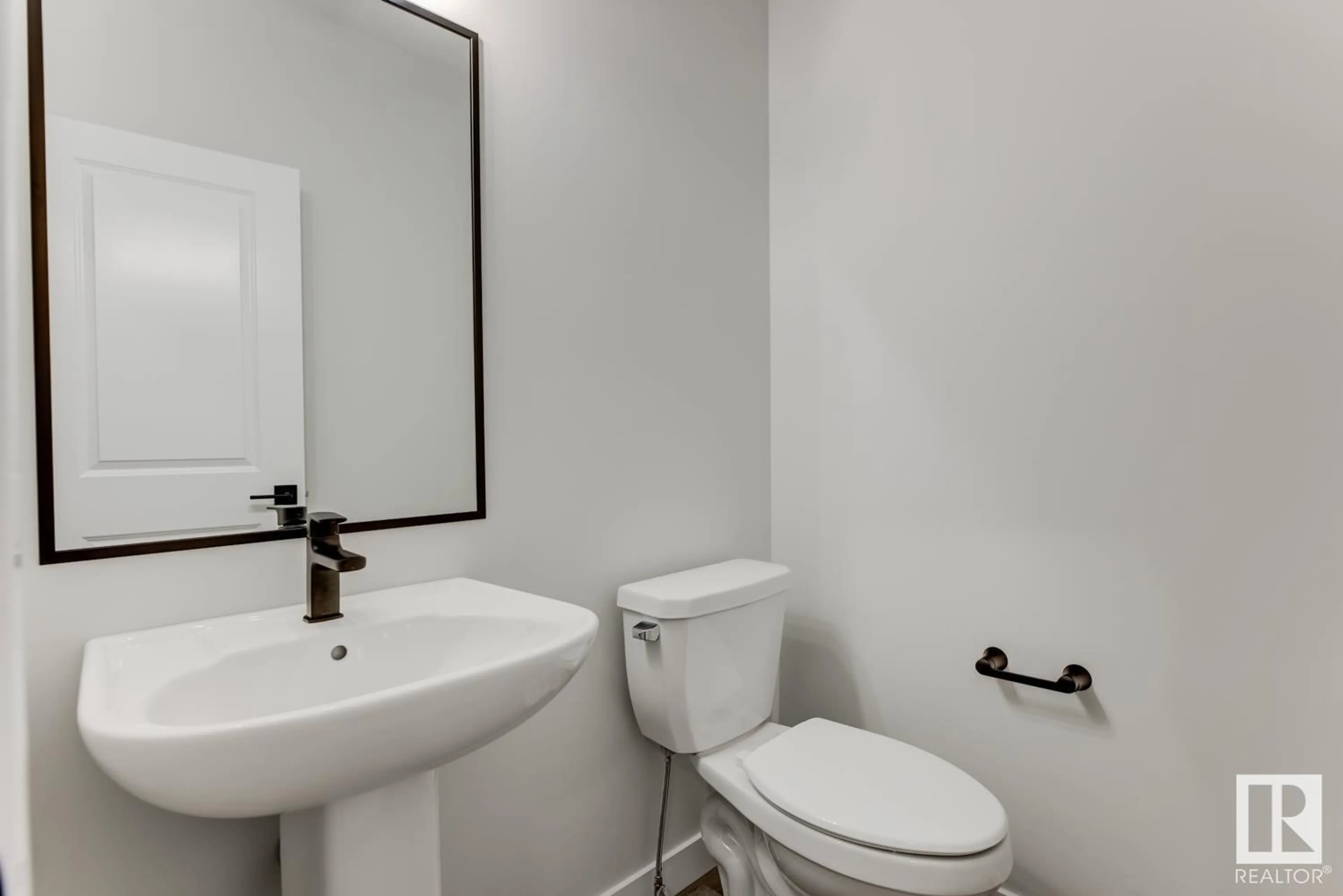 Standard bathroom for 54 Kingsbury CI, Spruce Grove Alberta T7X0P8