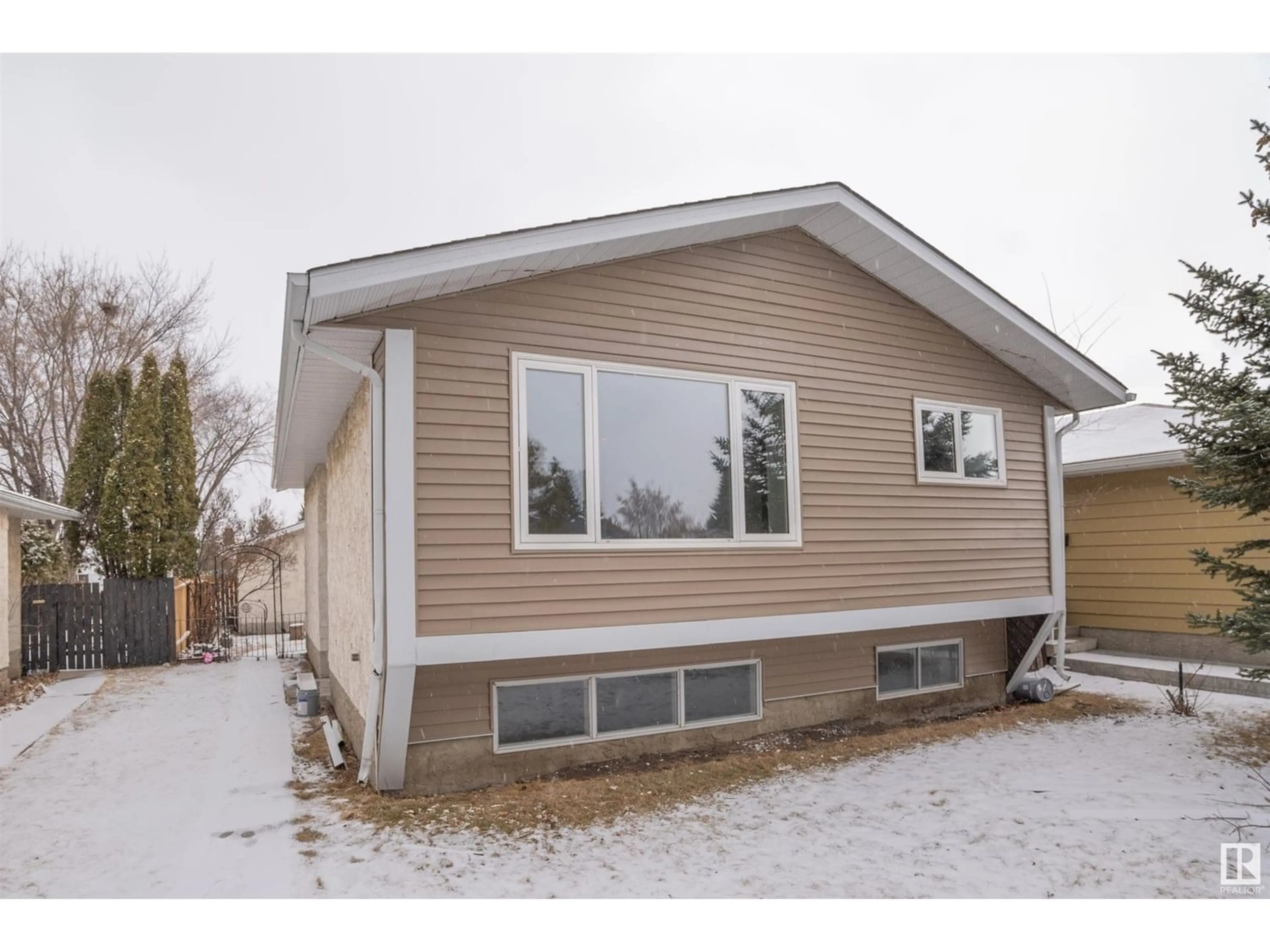 Frontside or backside of a home for 1566 LAKEWOOD RD NW, Edmonton Alberta T6K2V9