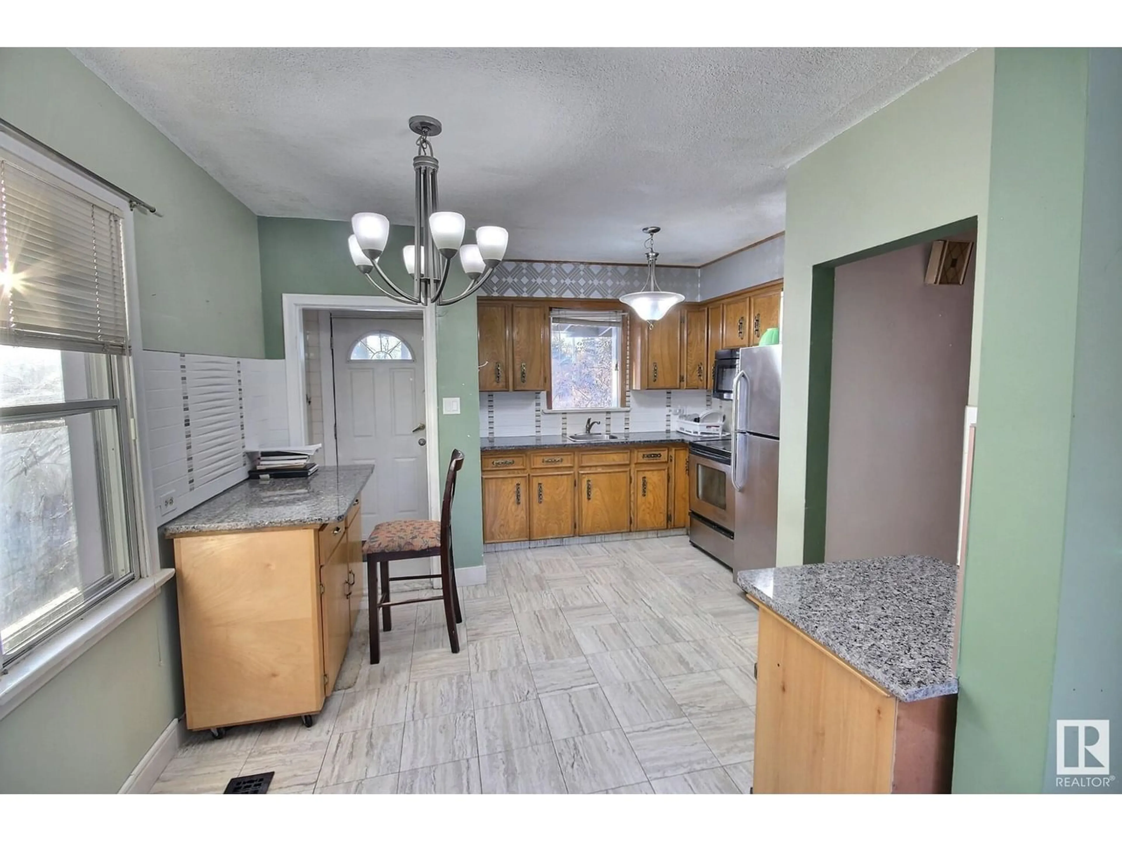 Kitchen for 13567 107A AV NW, Edmonton Alberta T5M2A6