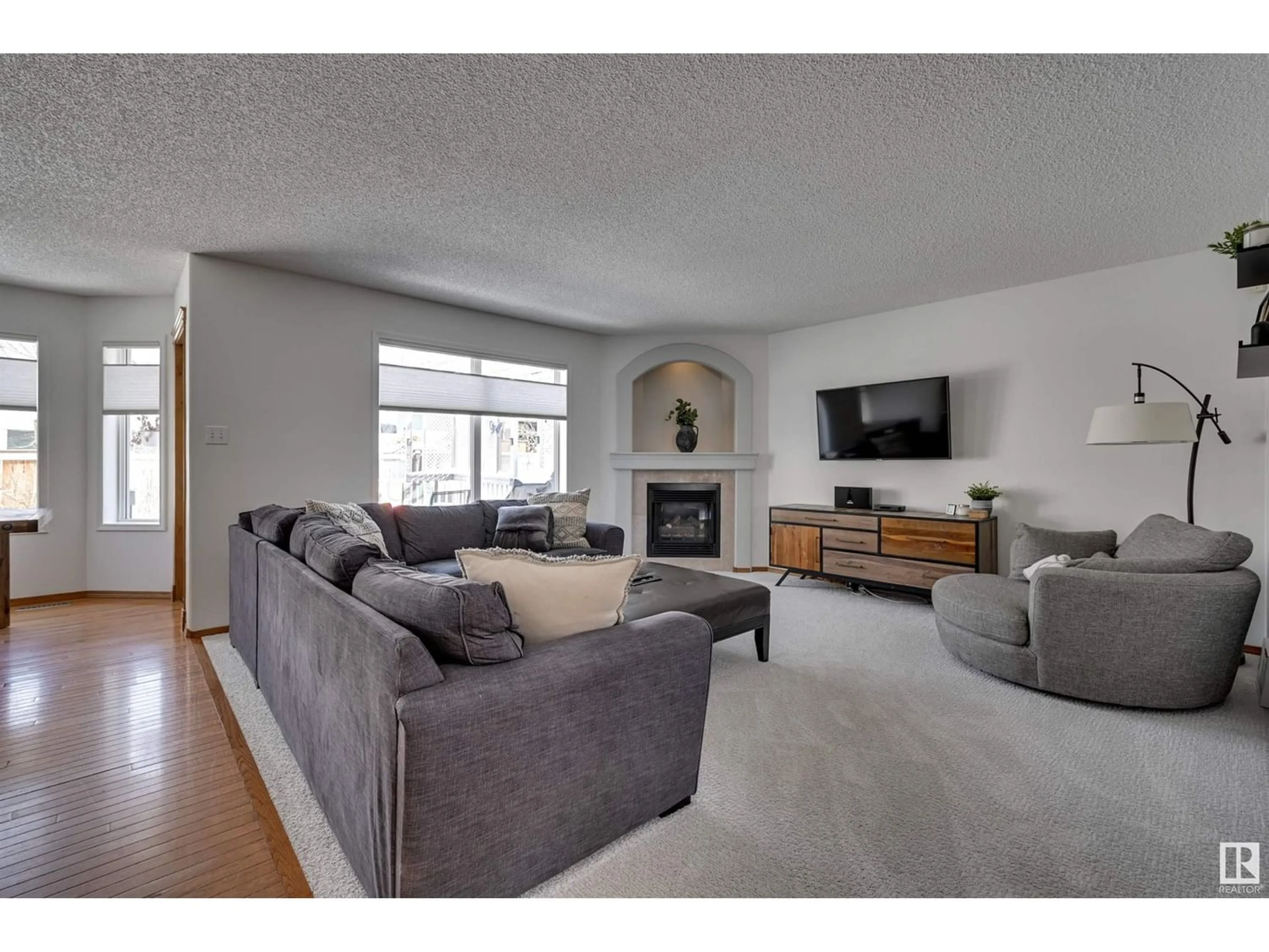 Living room for 18512 49 AV NW, Edmonton Alberta T6N2R3