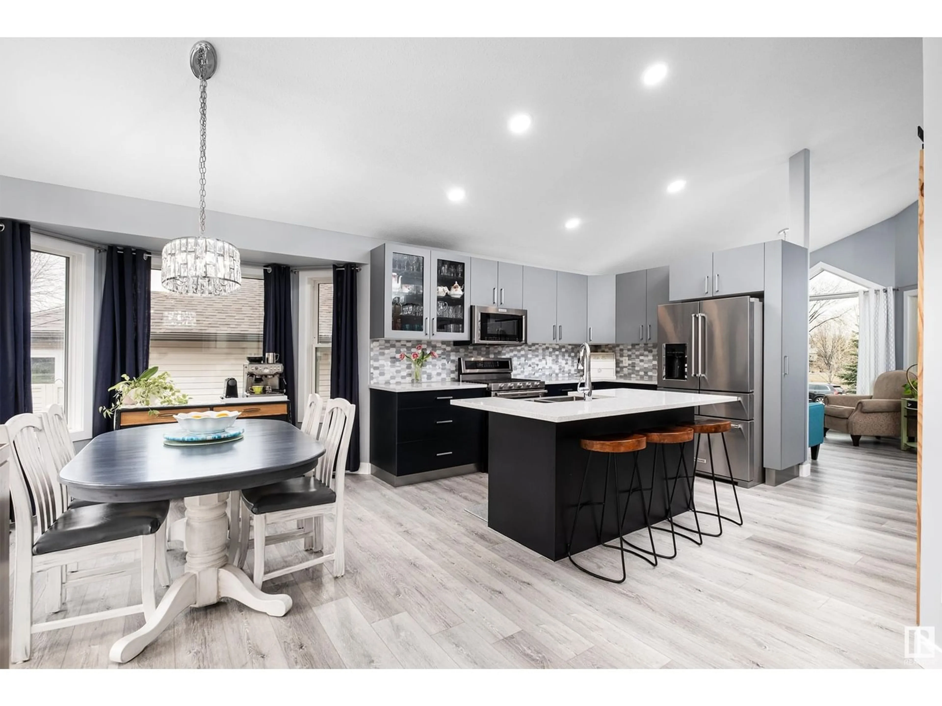 Contemporary kitchen for 34 CLARKDALE DR, Sherwood Park Alberta T8H2E2