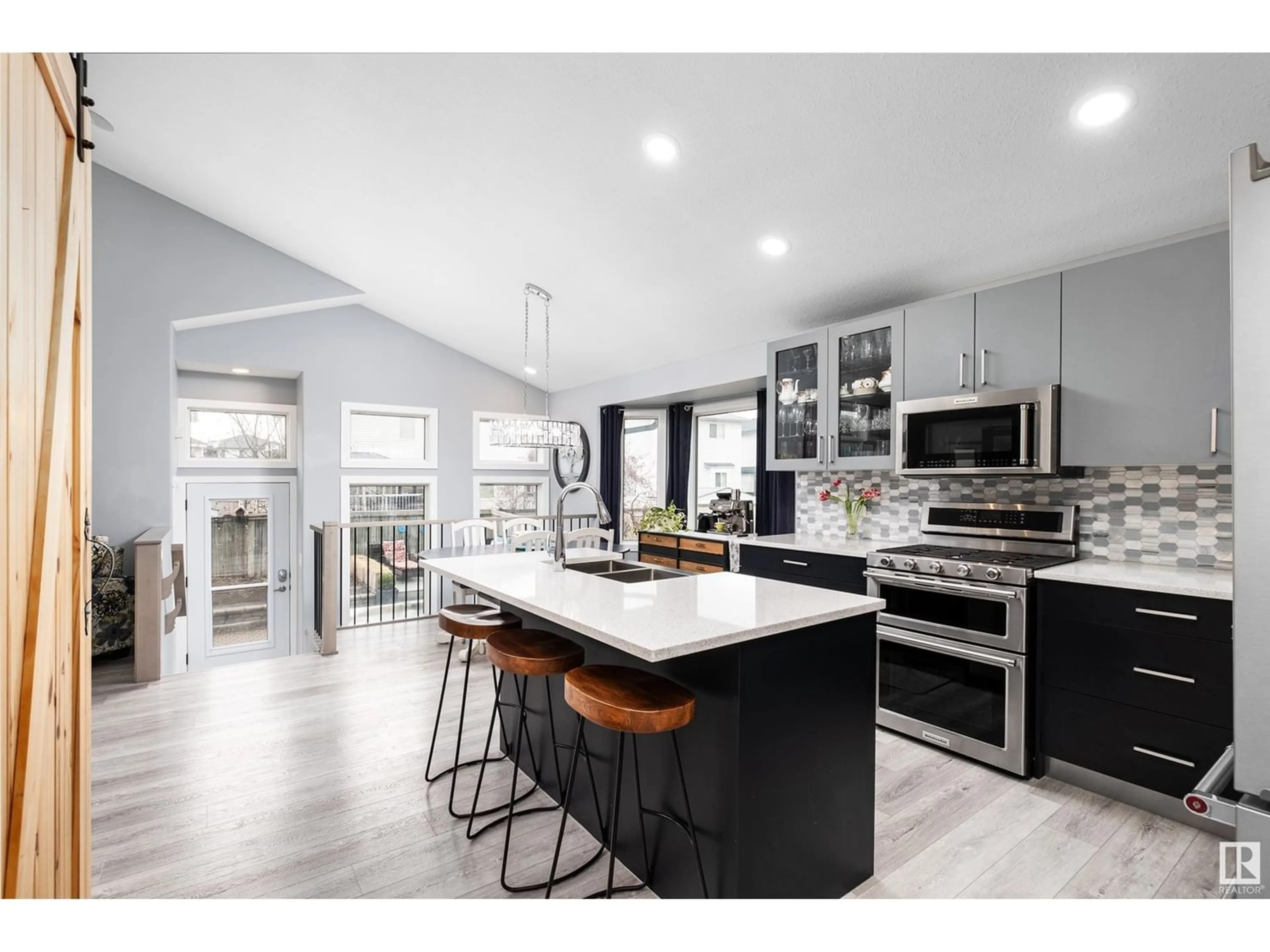 Contemporary kitchen for 34 CLARKDALE DR, Sherwood Park Alberta T8H2E2