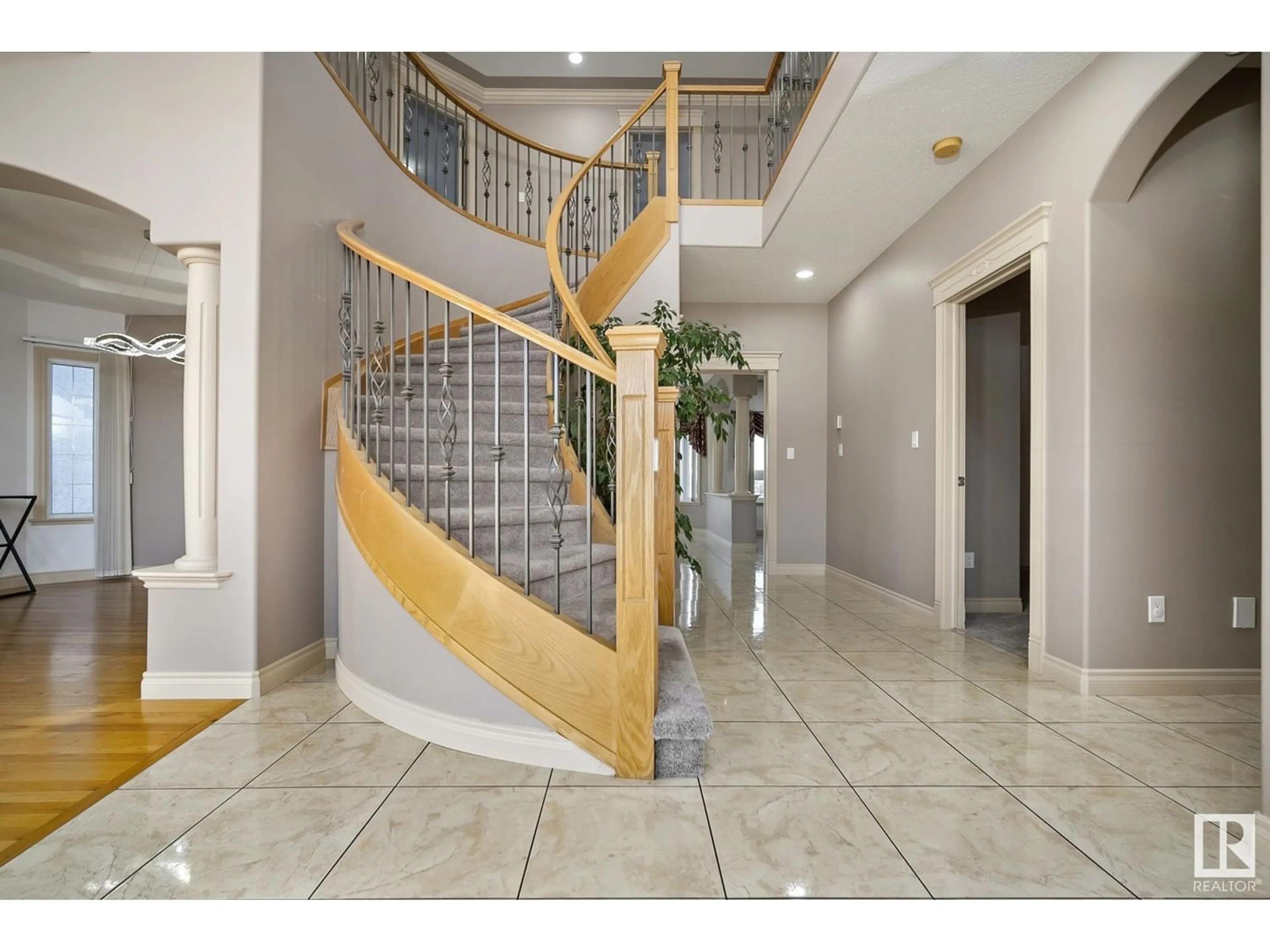 Indoor foyer for 7710 168A AV NW, Edmonton Alberta T5Z3Y6