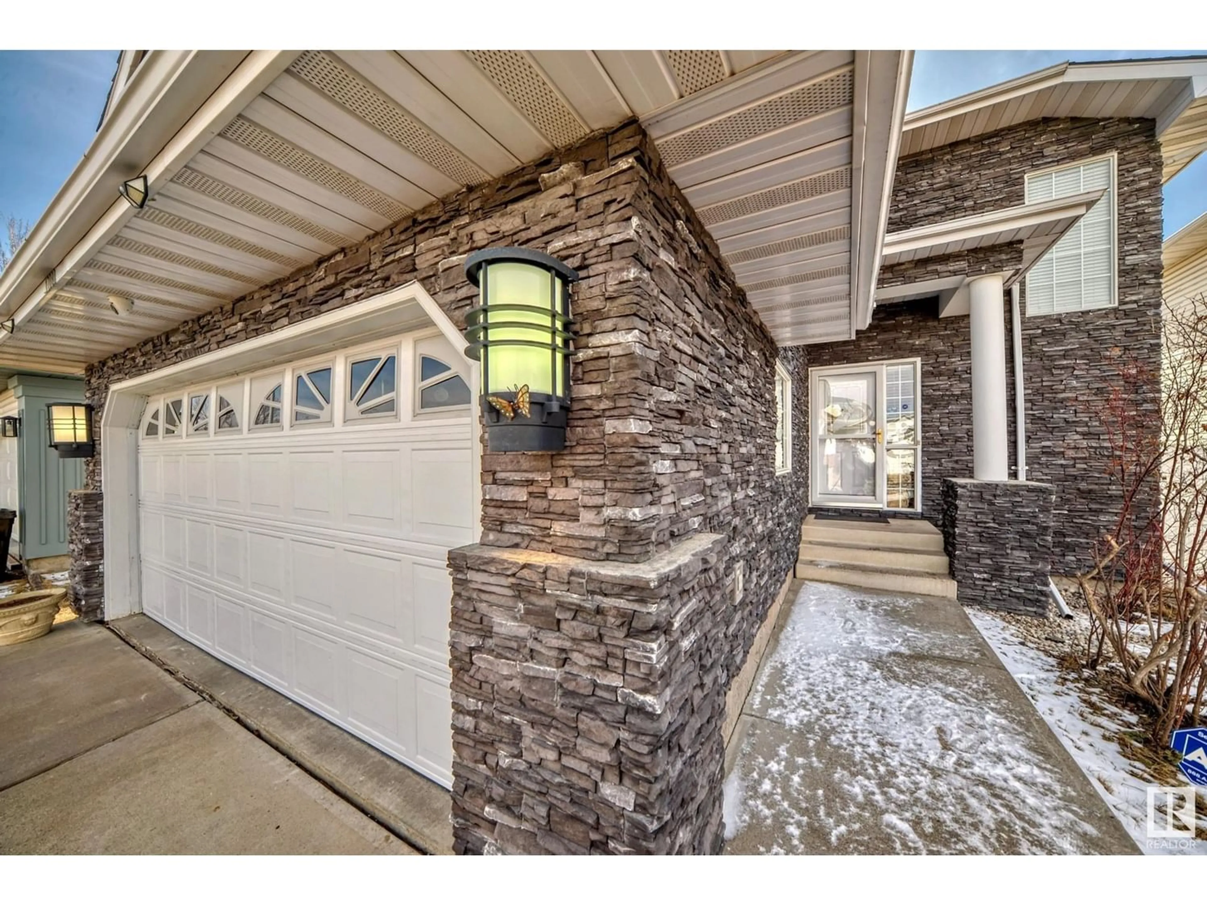 Indoor entryway for 17080 114 ST NW, Edmonton Alberta T5X5X7