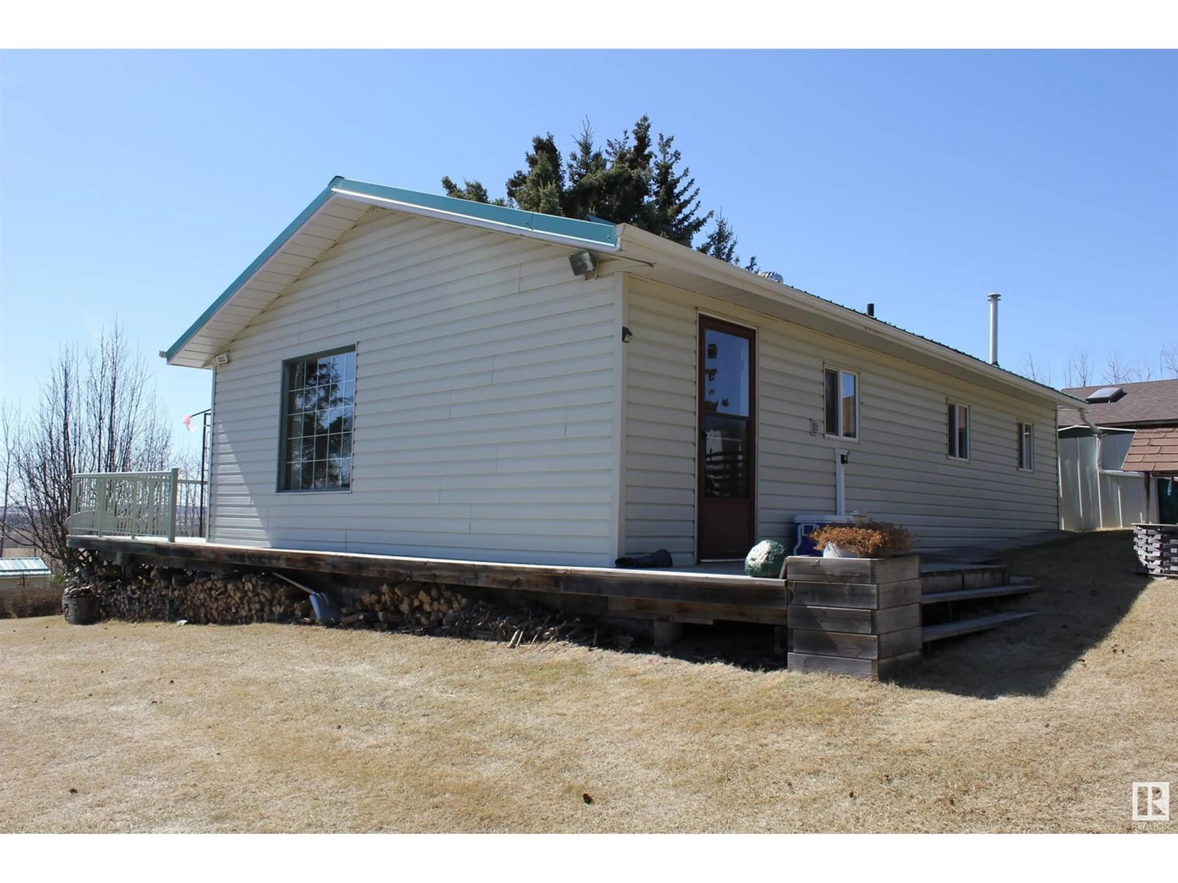 Home with vinyl exterior material for 402 Garner Drive, Rural St. Paul County Alberta T0A3A0