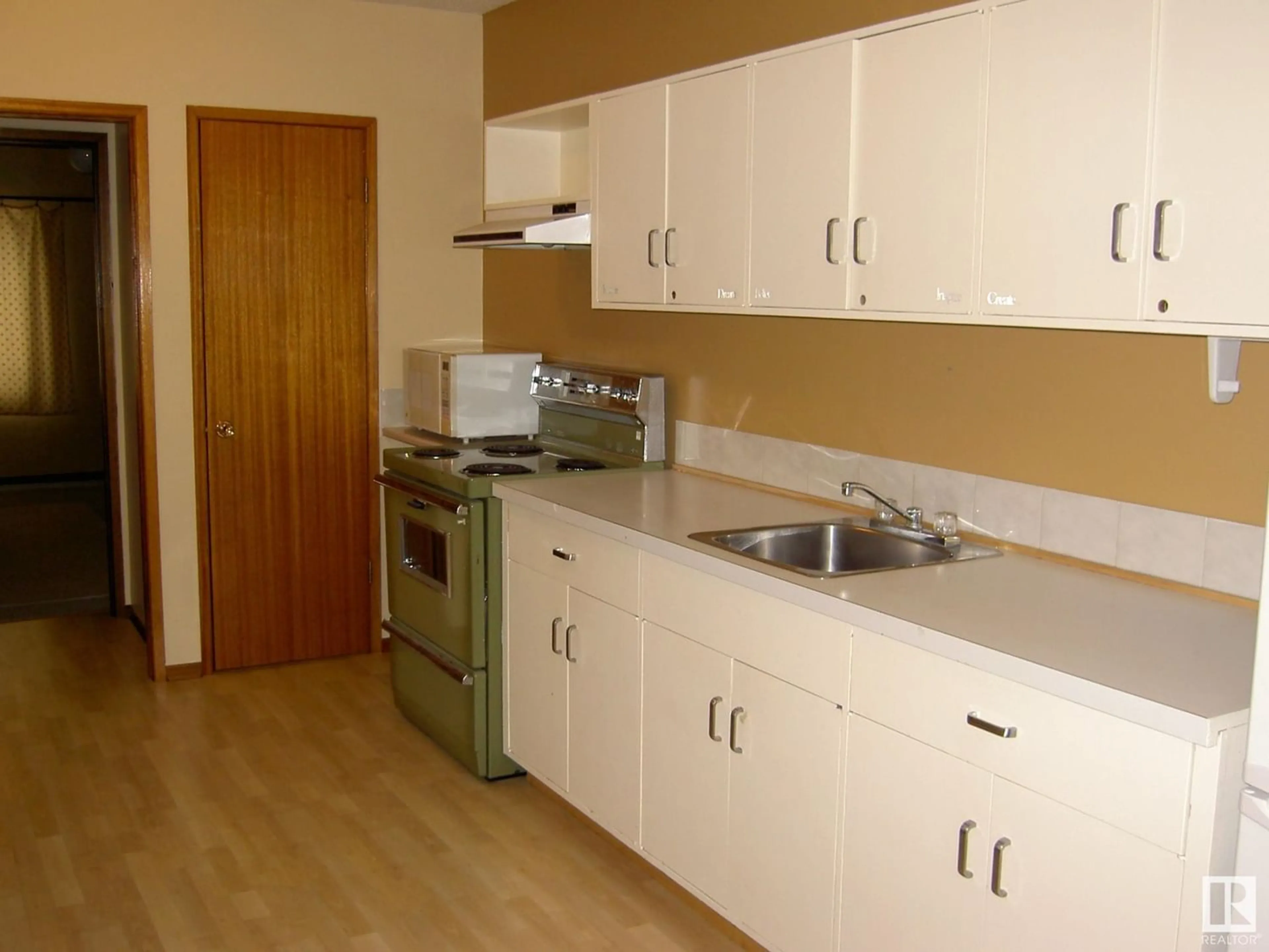 Standard kitchen for 6008 107 ST NW, Edmonton Alberta T6H2X8