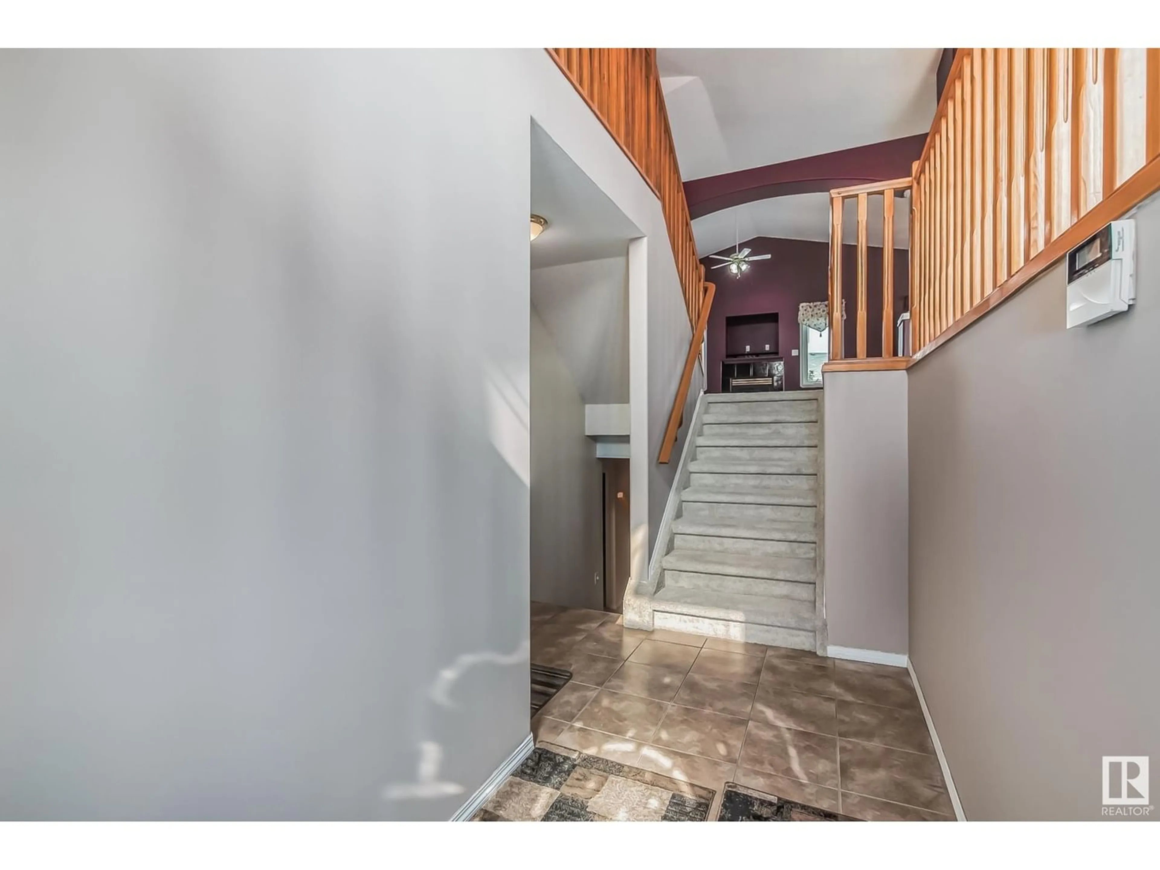 Indoor foyer for 16516 69 ST NW, Edmonton Alberta T5Z3V5