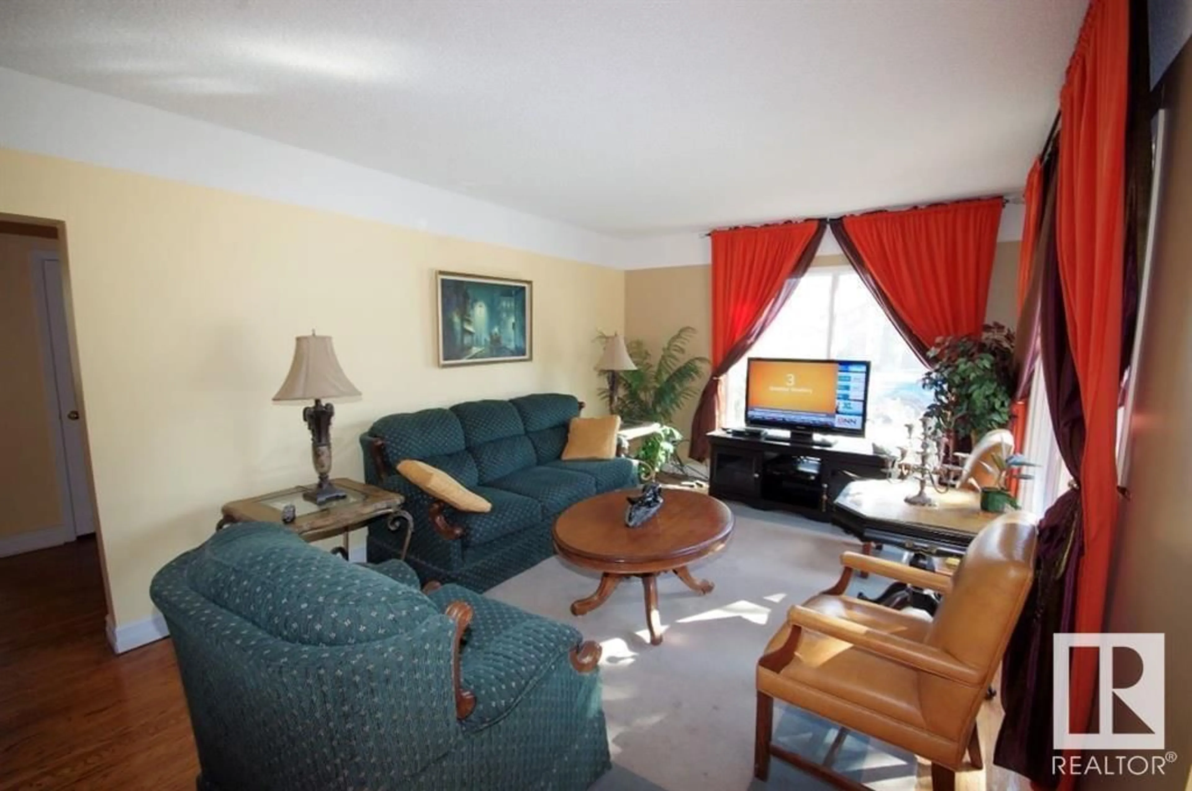 Living room for 10103 143 ST NW, Edmonton Alberta T5N2R8