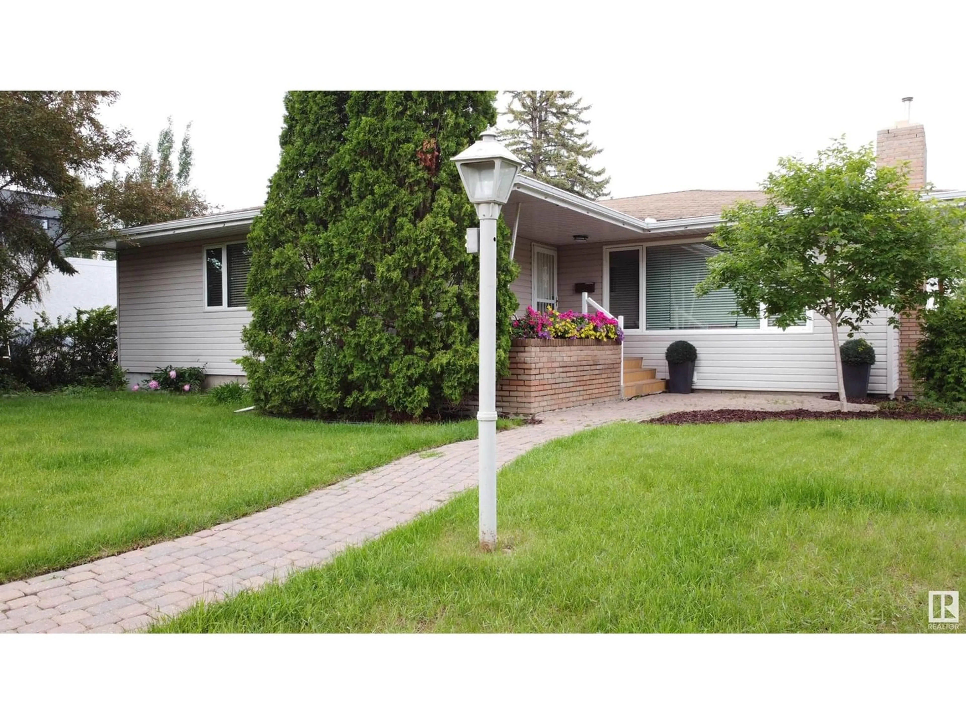 Frontside or backside of a home for 9011 138 ST NW, Edmonton Alberta T5R0E5