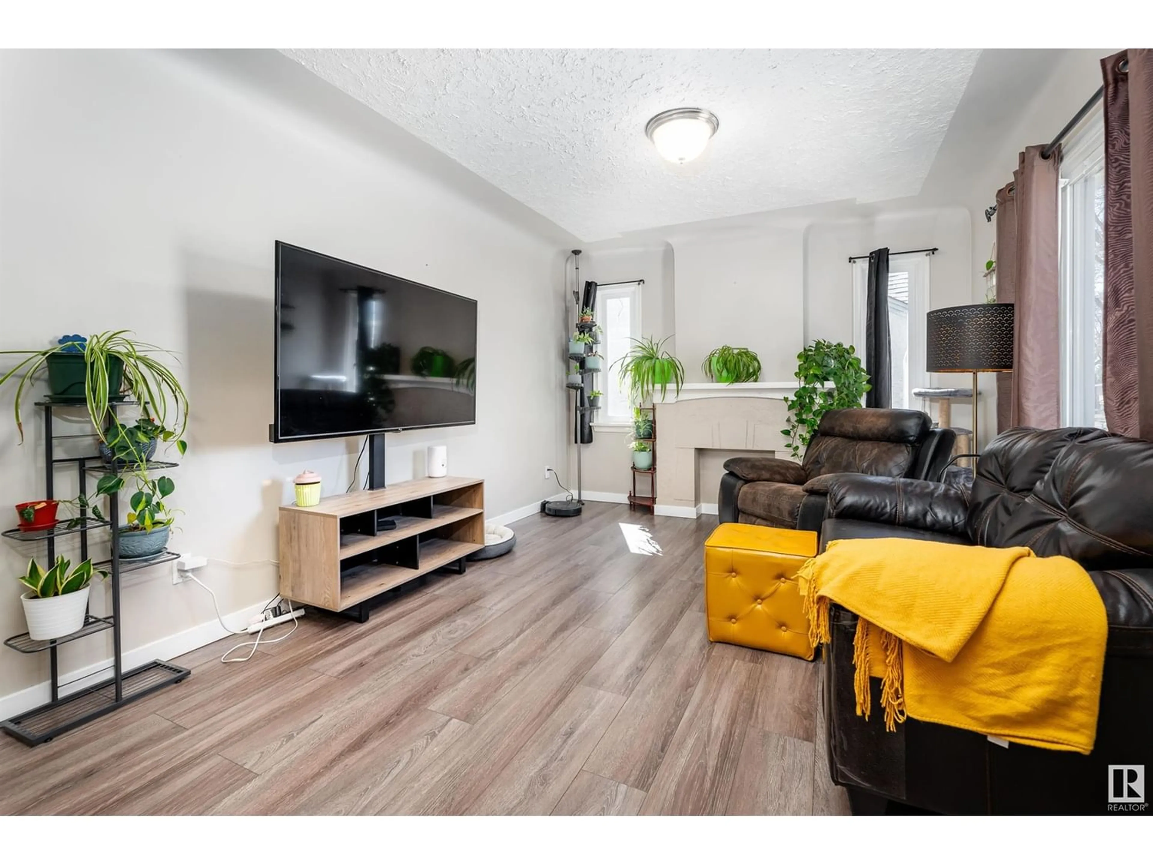 Living room for 12335 93 ST NW, Edmonton Alberta T5G1G3