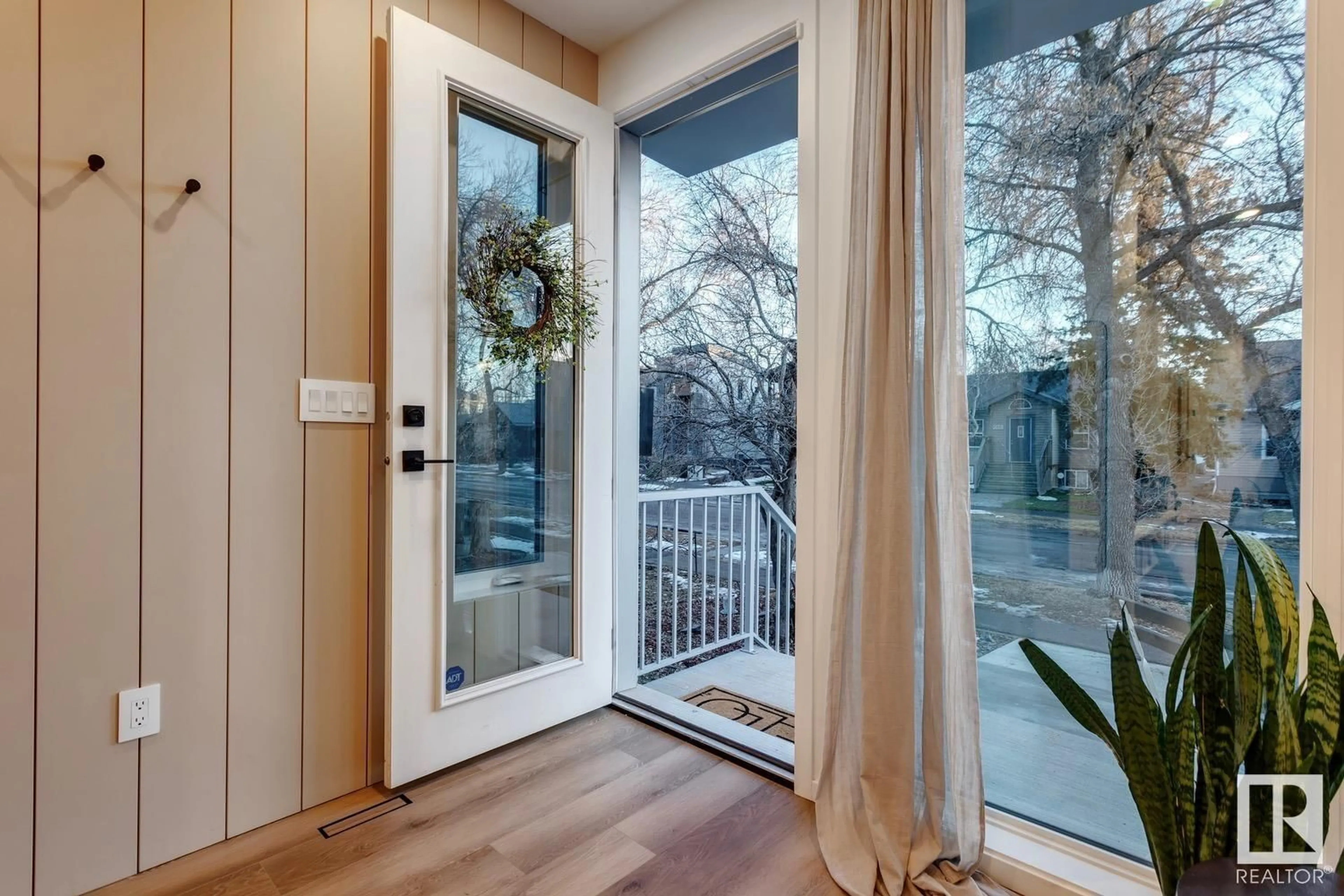 Indoor entryway for 9654 77 AV NW, Edmonton Alberta T6C0M5