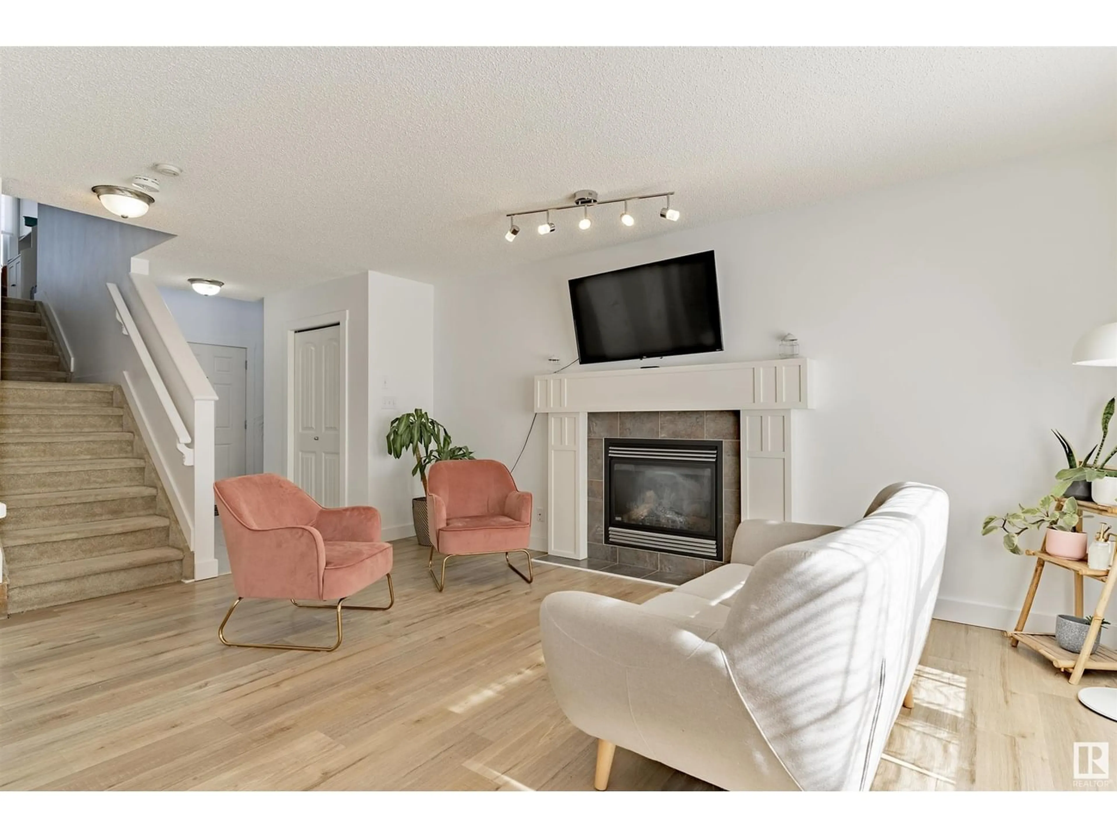 Living room for 1814 MELROSE CR SW, Edmonton Alberta T6W1V5