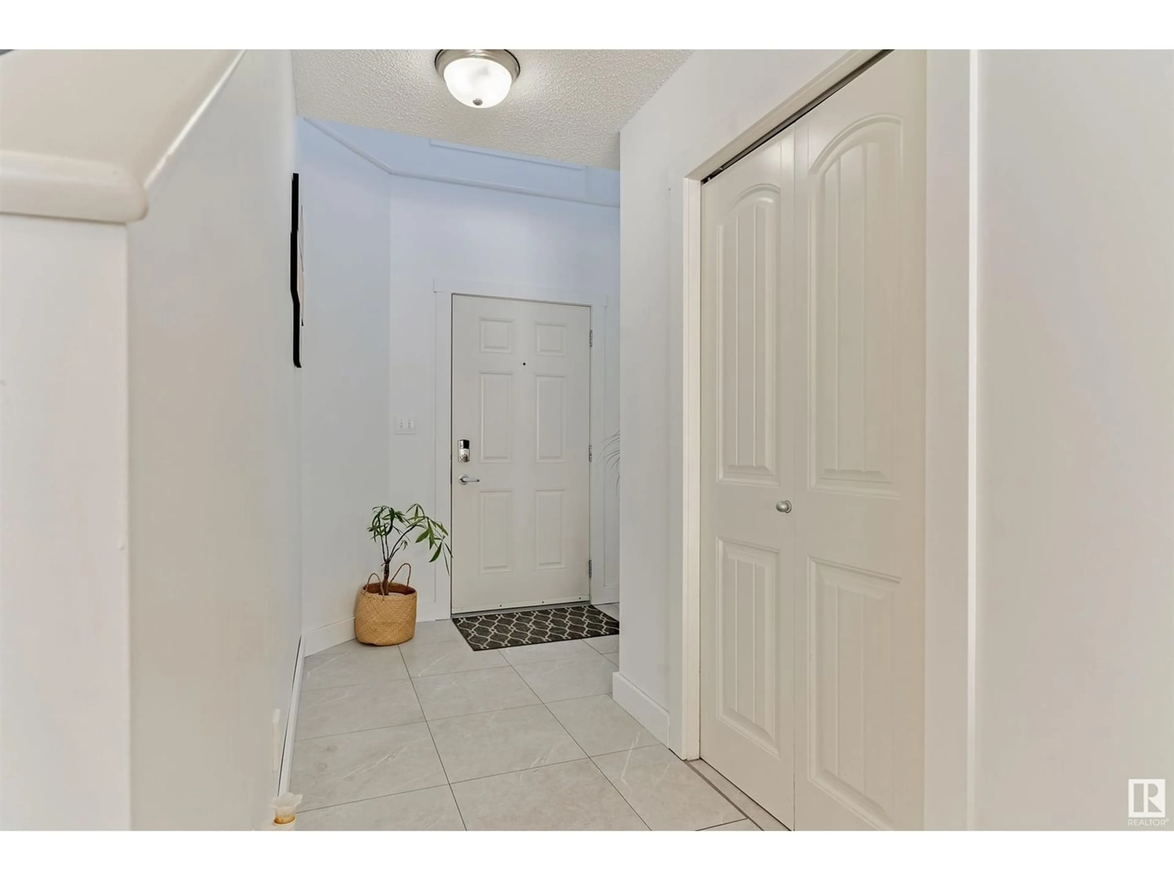 Indoor entryway for 1814 MELROSE CR SW, Edmonton Alberta T6W1V5