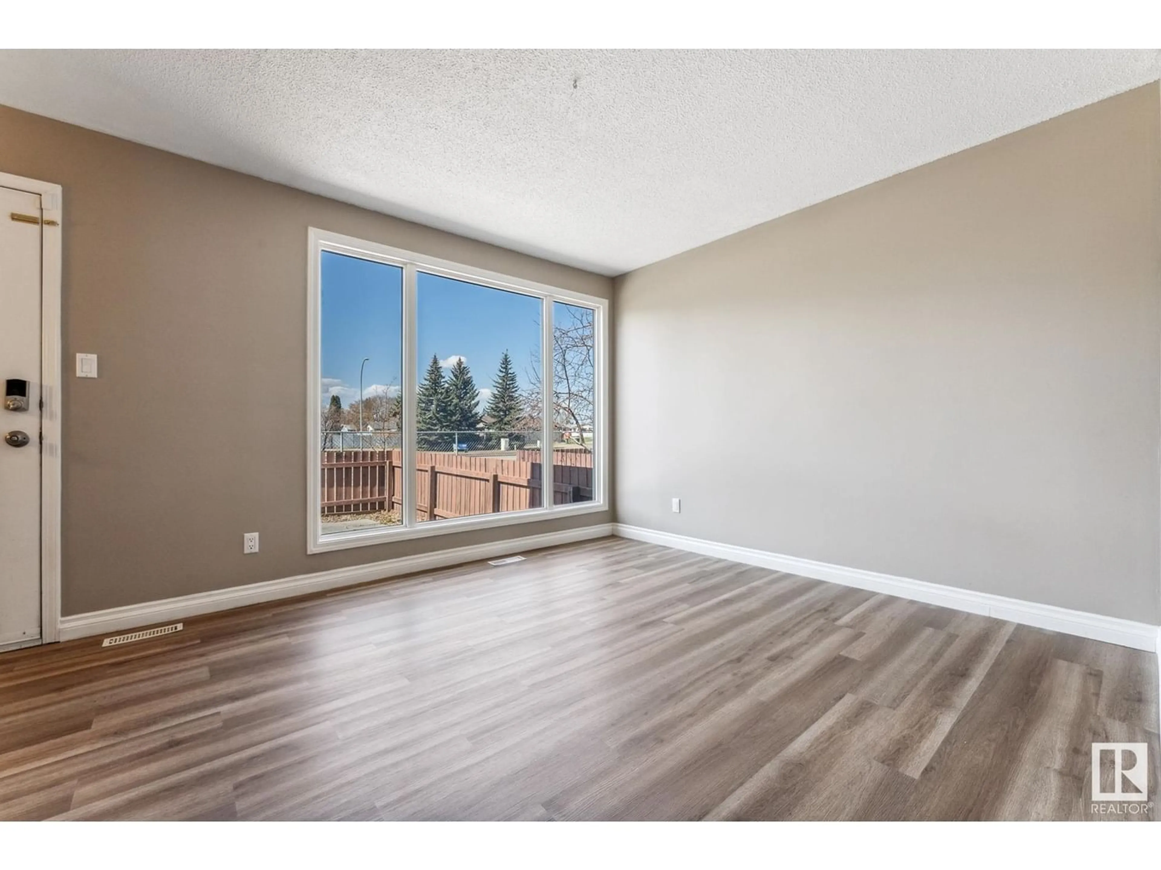 A pic of a room for 434 CLAREVIEW RD NW, Edmonton Alberta T5A4G6