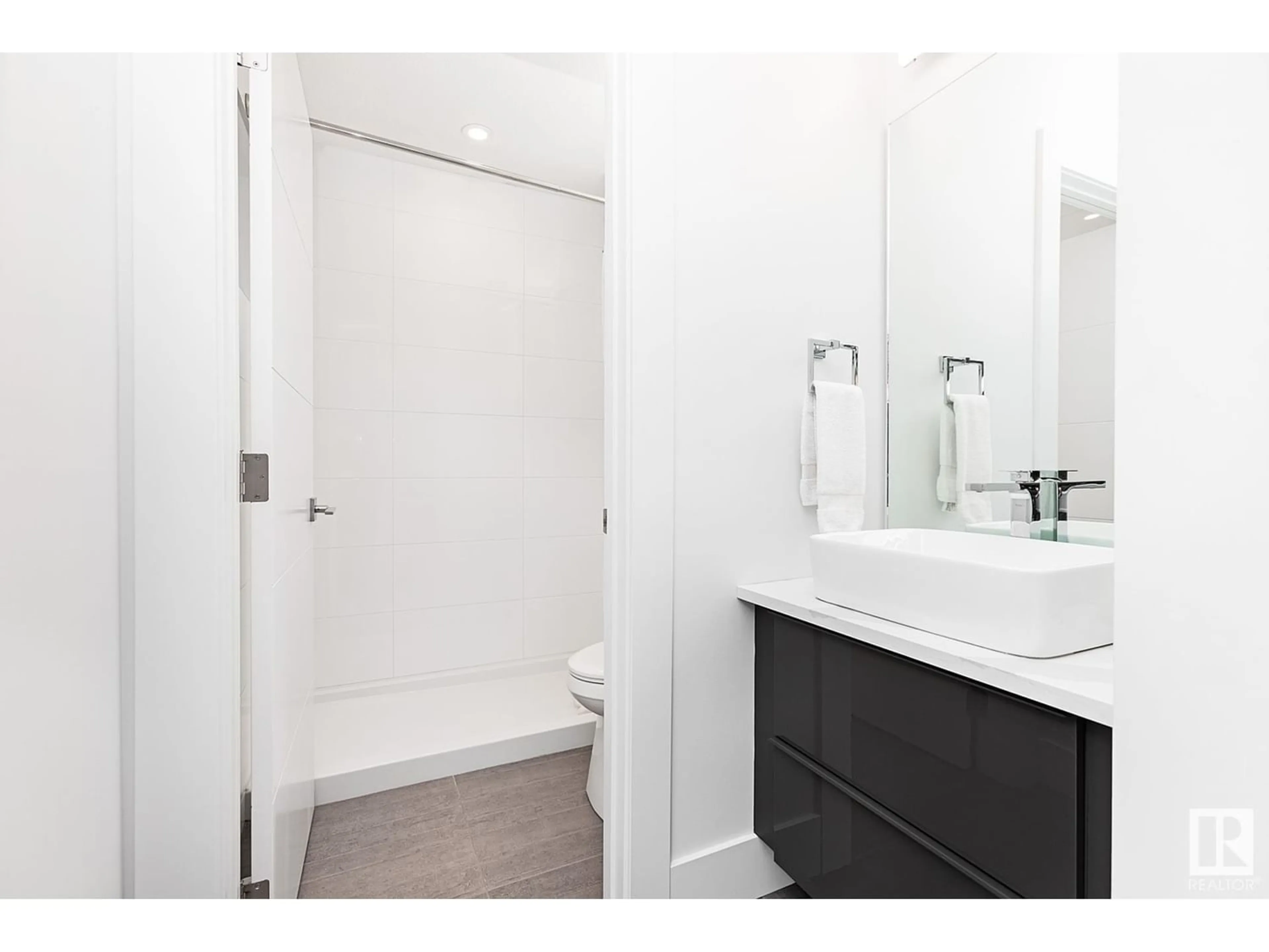 Standard bathroom for 10526 85 AV NW, Edmonton Alberta T6E2K4
