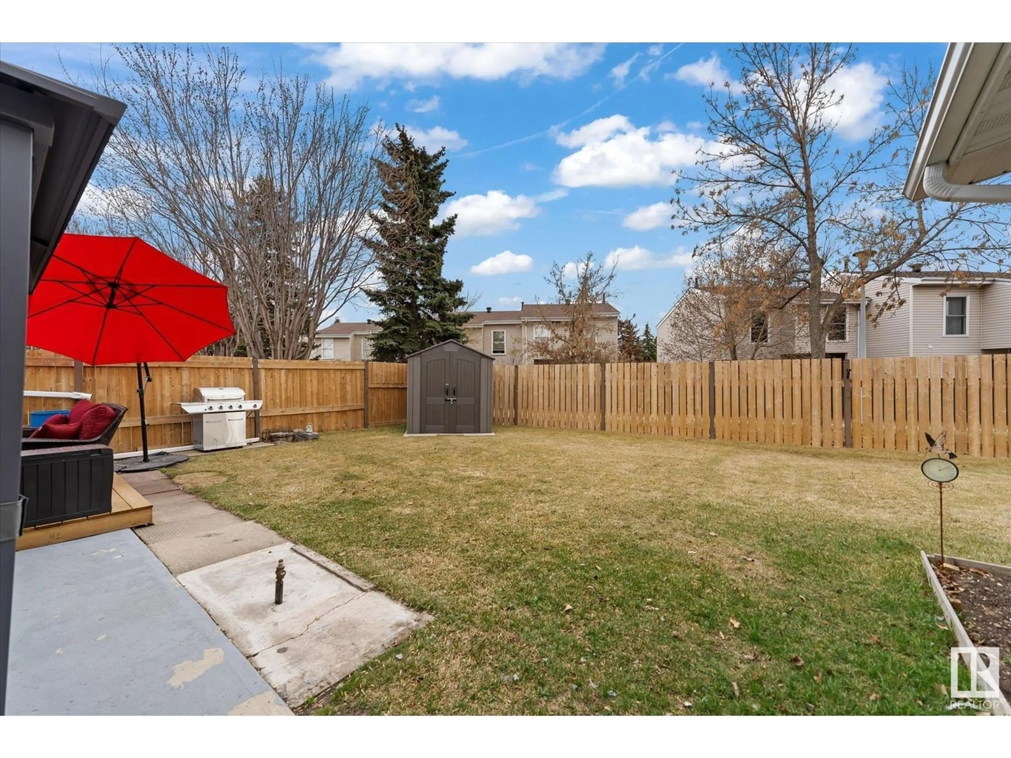 Fenced yard for 5537 145A AV NW, Edmonton Alberta T5A2S2
